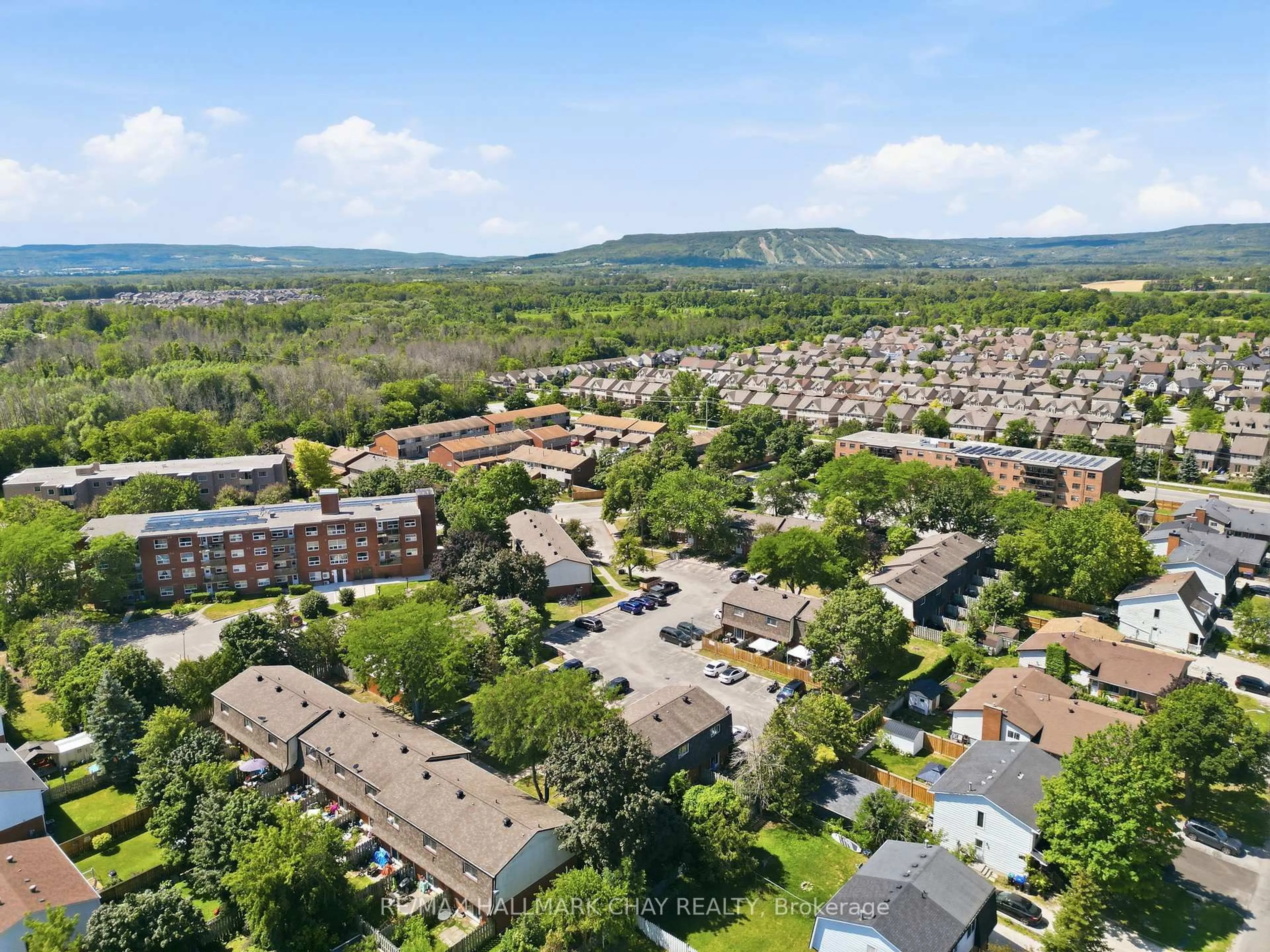 A pic from outside/outdoor area/front of a property/back of a property/a pic from drone, mountain view for 536 Tenth St, Collingwood Ontario L9Y 4C1