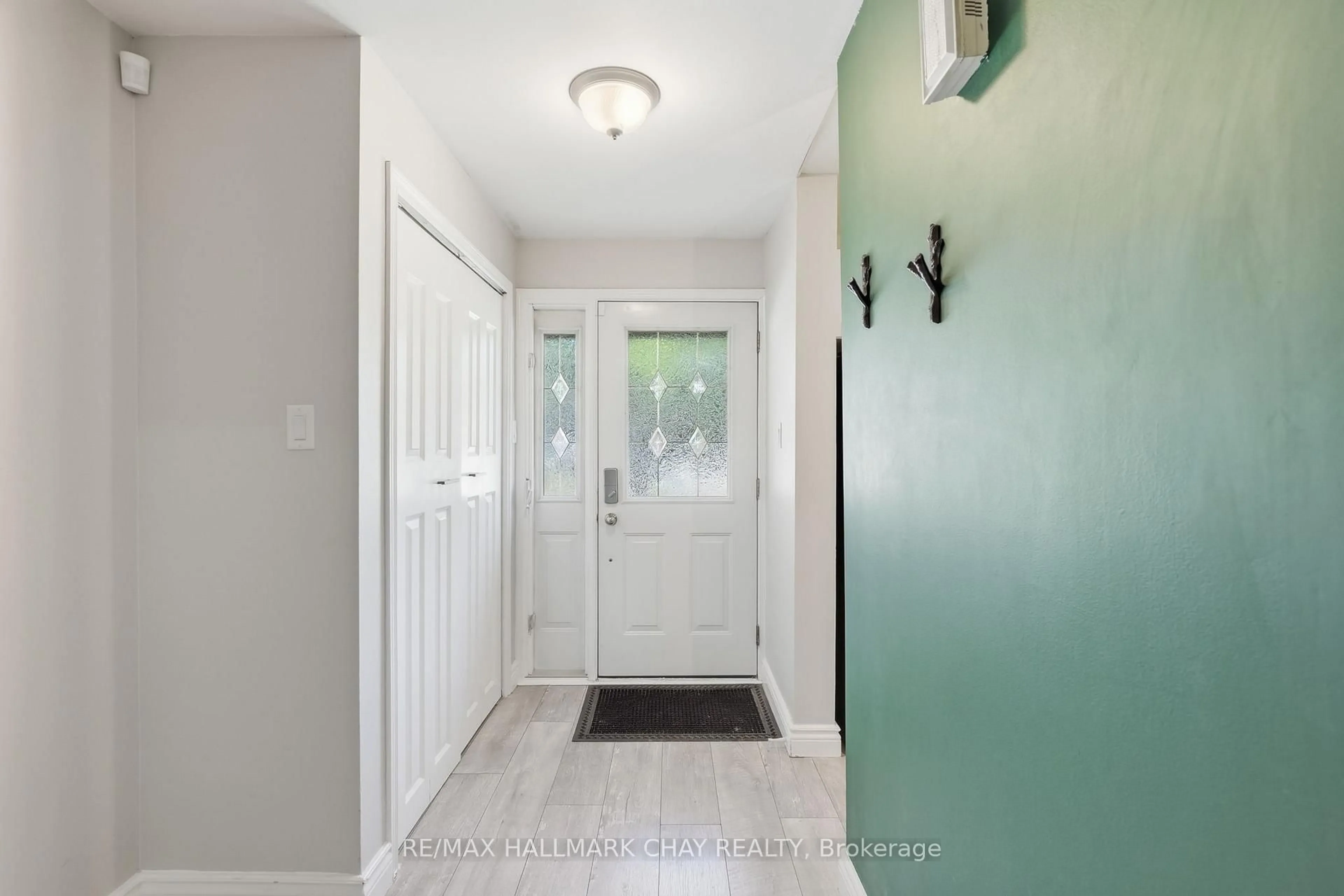 Indoor entryway for 536 Tenth St, Collingwood Ontario L9Y 4C1