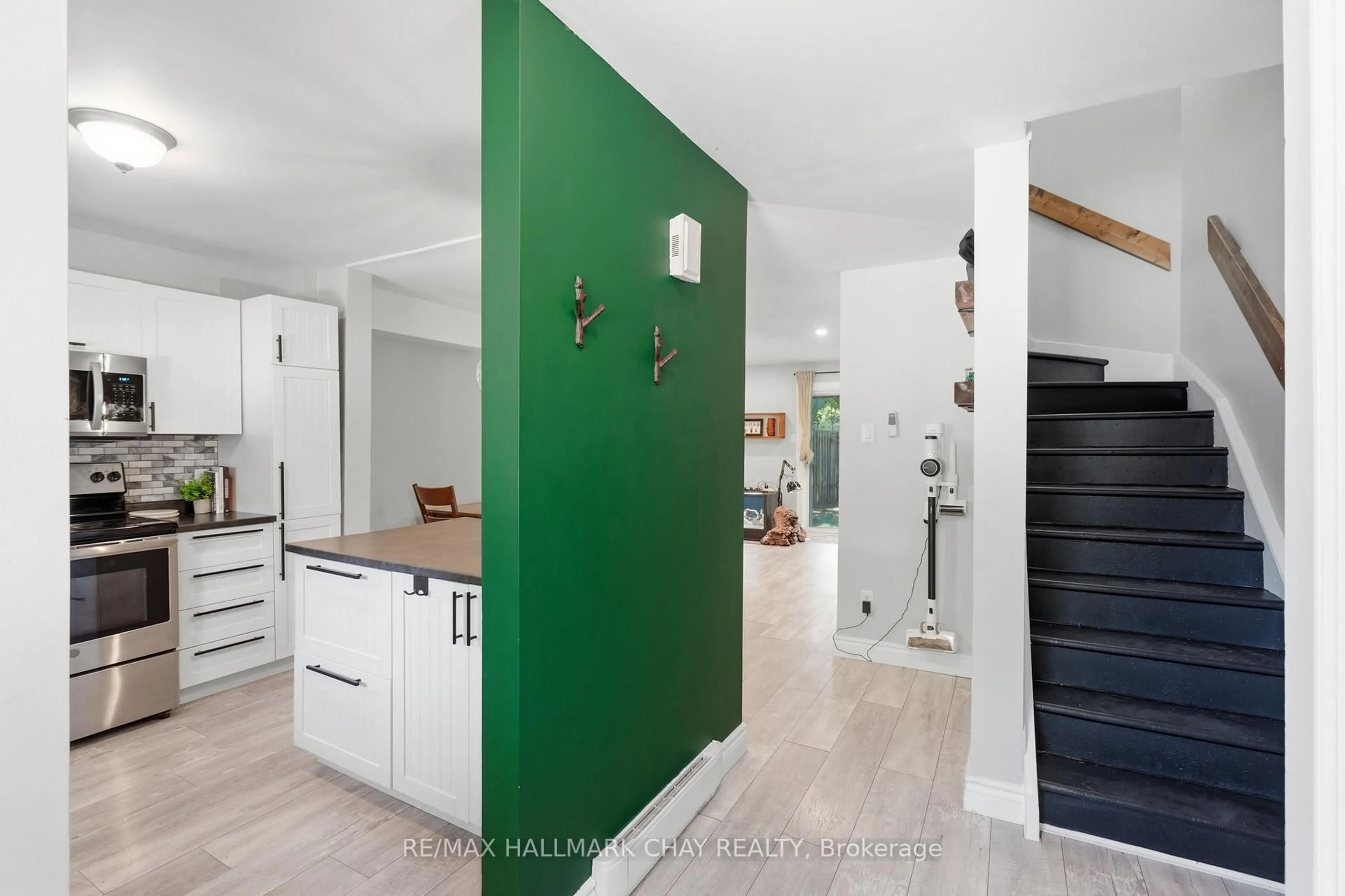 Indoor entryway for 536 Tenth St, Collingwood Ontario L9Y 4C1
