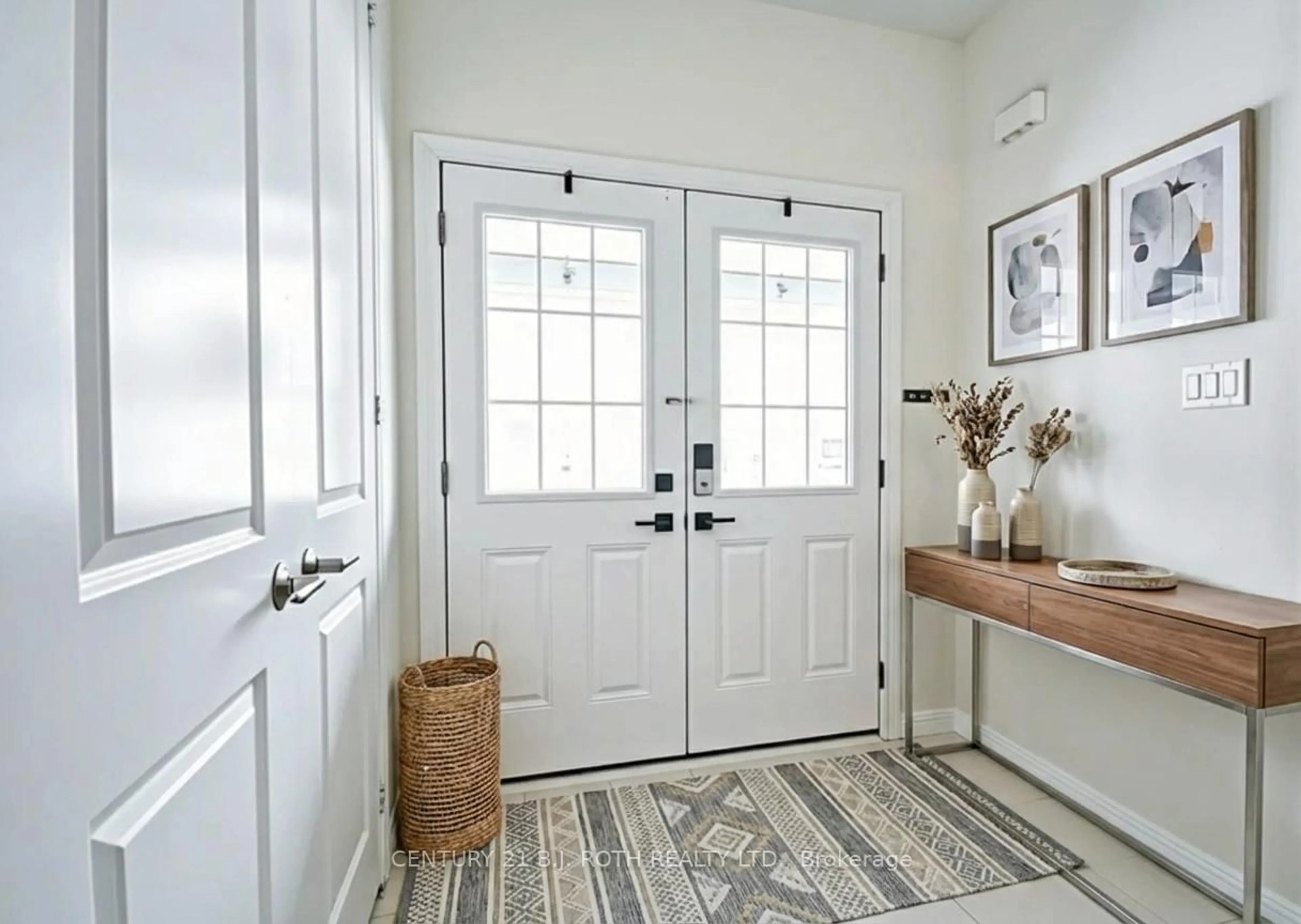 Indoor entryway for 5 Cypress Point St, Barrie Ontario L4N 6J9