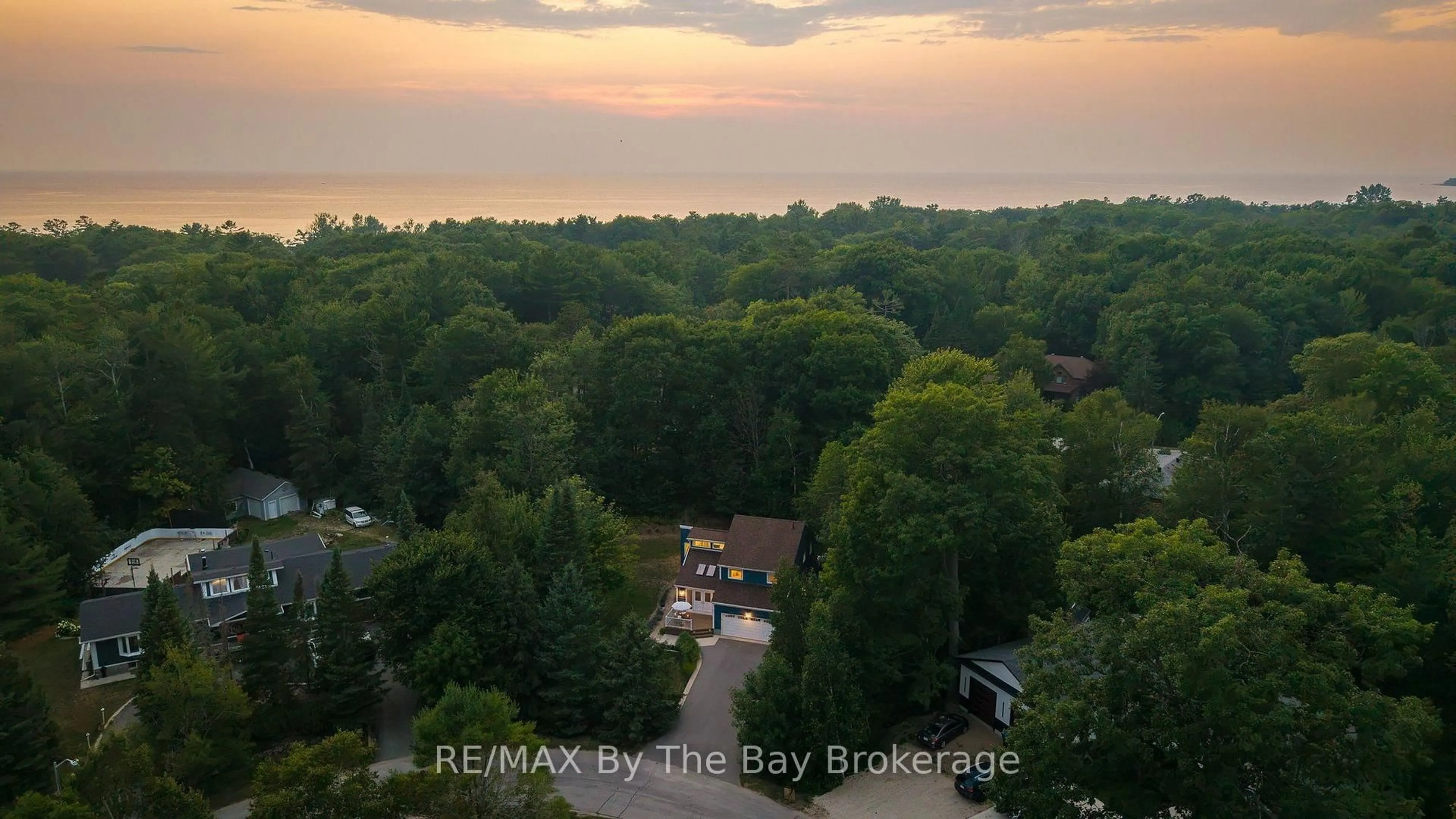 A pic from outside/outdoor area/front of a property/back of a property/a pic from drone, city buildings view from balcony for 22 BRIDLEWOOD Cres, Wasaga Beach Ontario L9Z 1B4