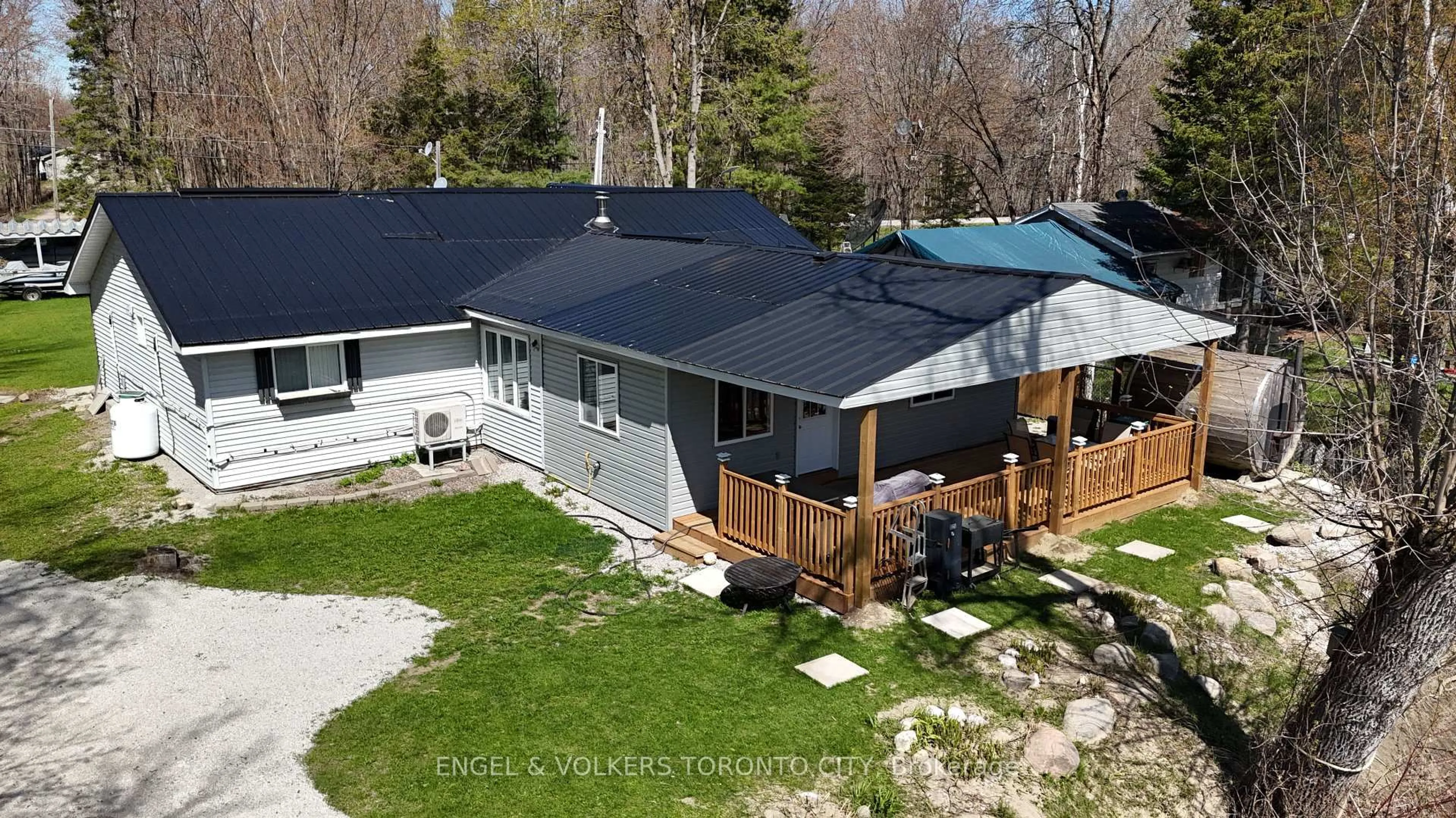 A pic from outside/outdoor area/front of a property/back of a property/a pic from drone, unknown for 7229 Davy Dr, Ramara Ontario L0K 2B0