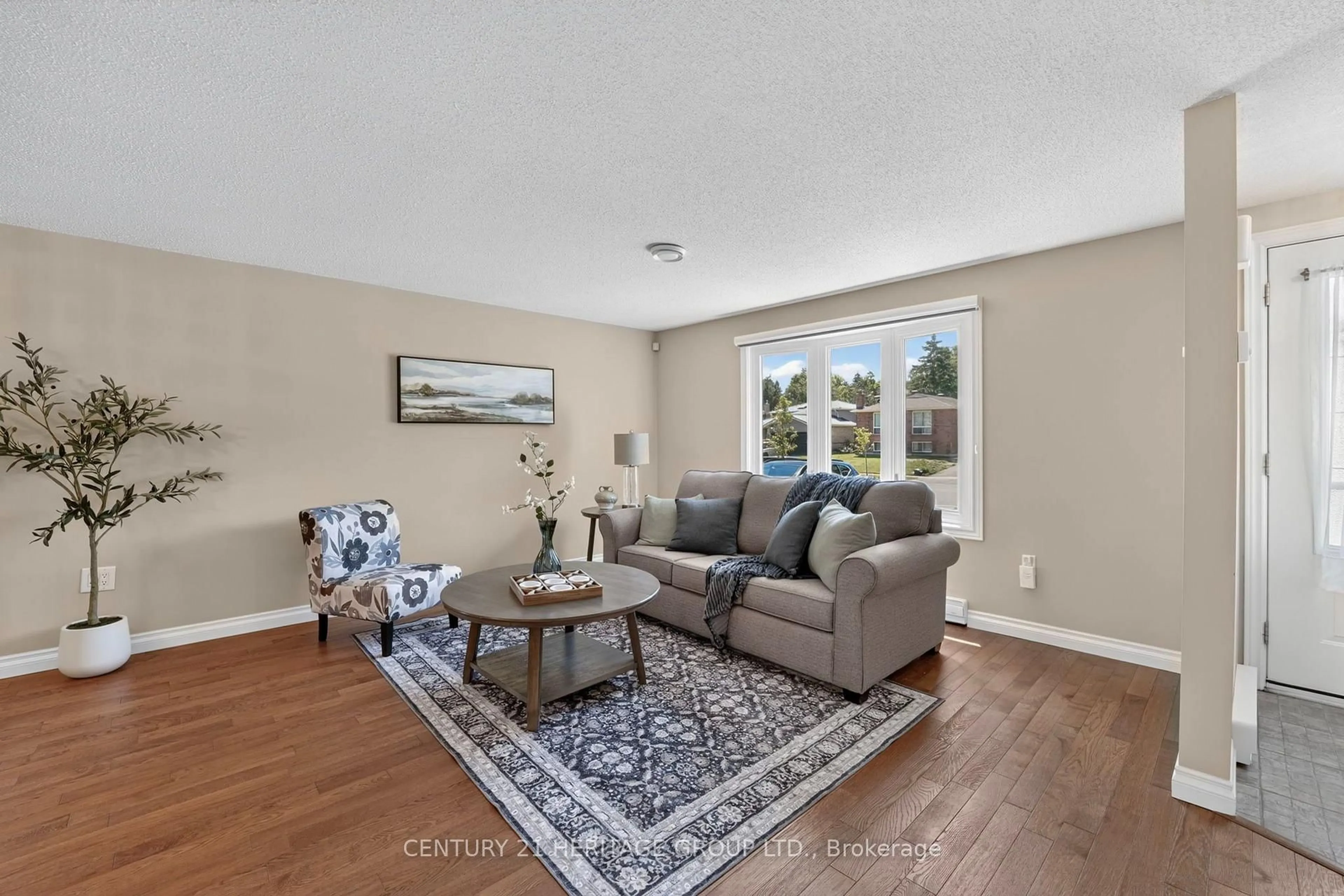 Living room with furniture, unknown for 226 Lillian Cres, Barrie Ontario L4N 5Y8