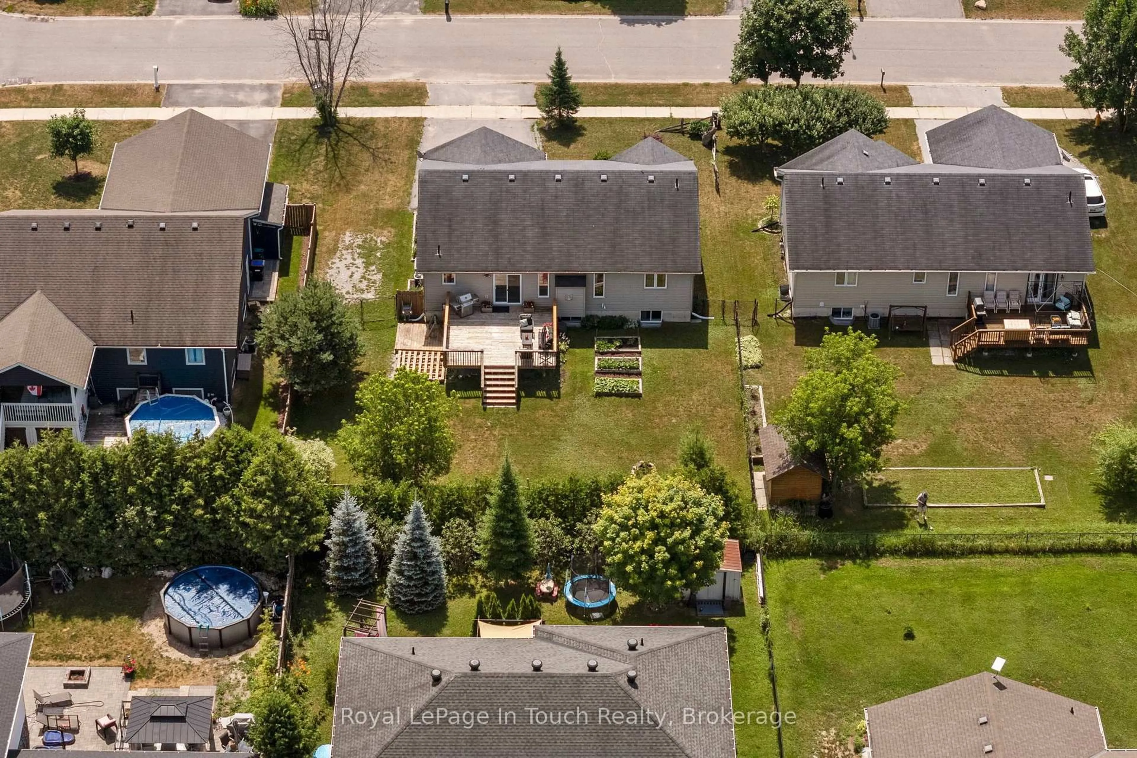 A pic from outside/outdoor area/front of a property/back of a property/a pic from drone, street for 66 Donlands Crt, Severn Ontario L0K 1E0