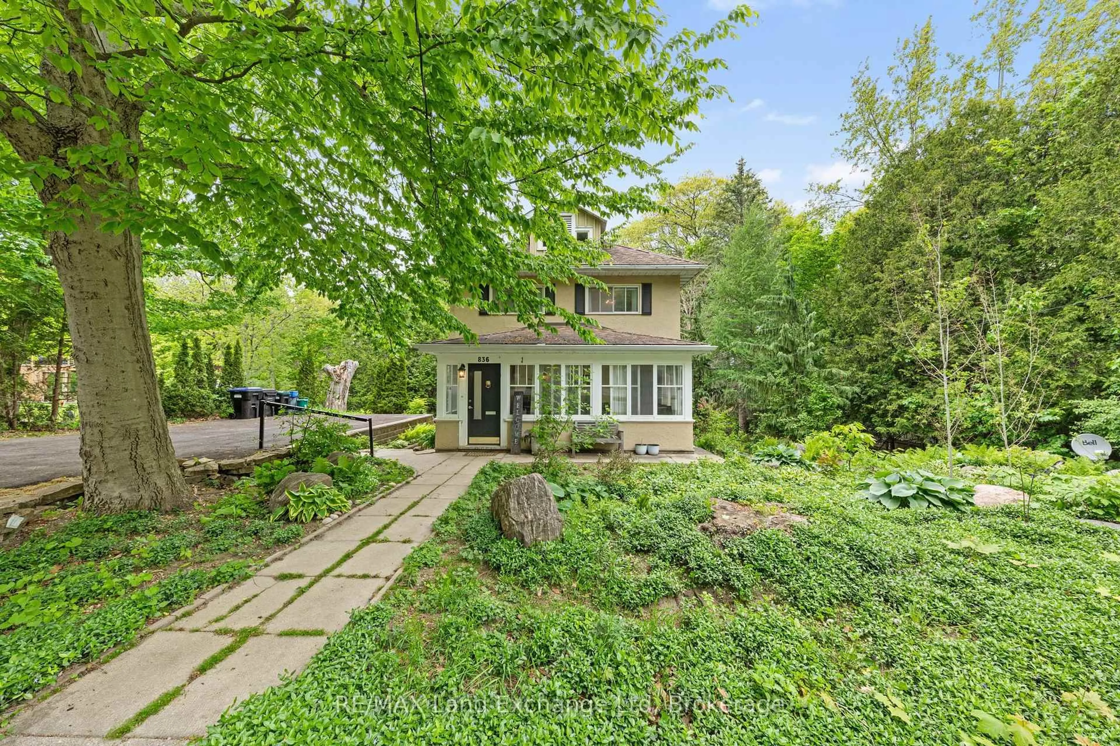 A pic from outside/outdoor area/front of a property/back of a property/a pic from drone, street for 836 Victoria St, Midland Ontario L4R 1B6
