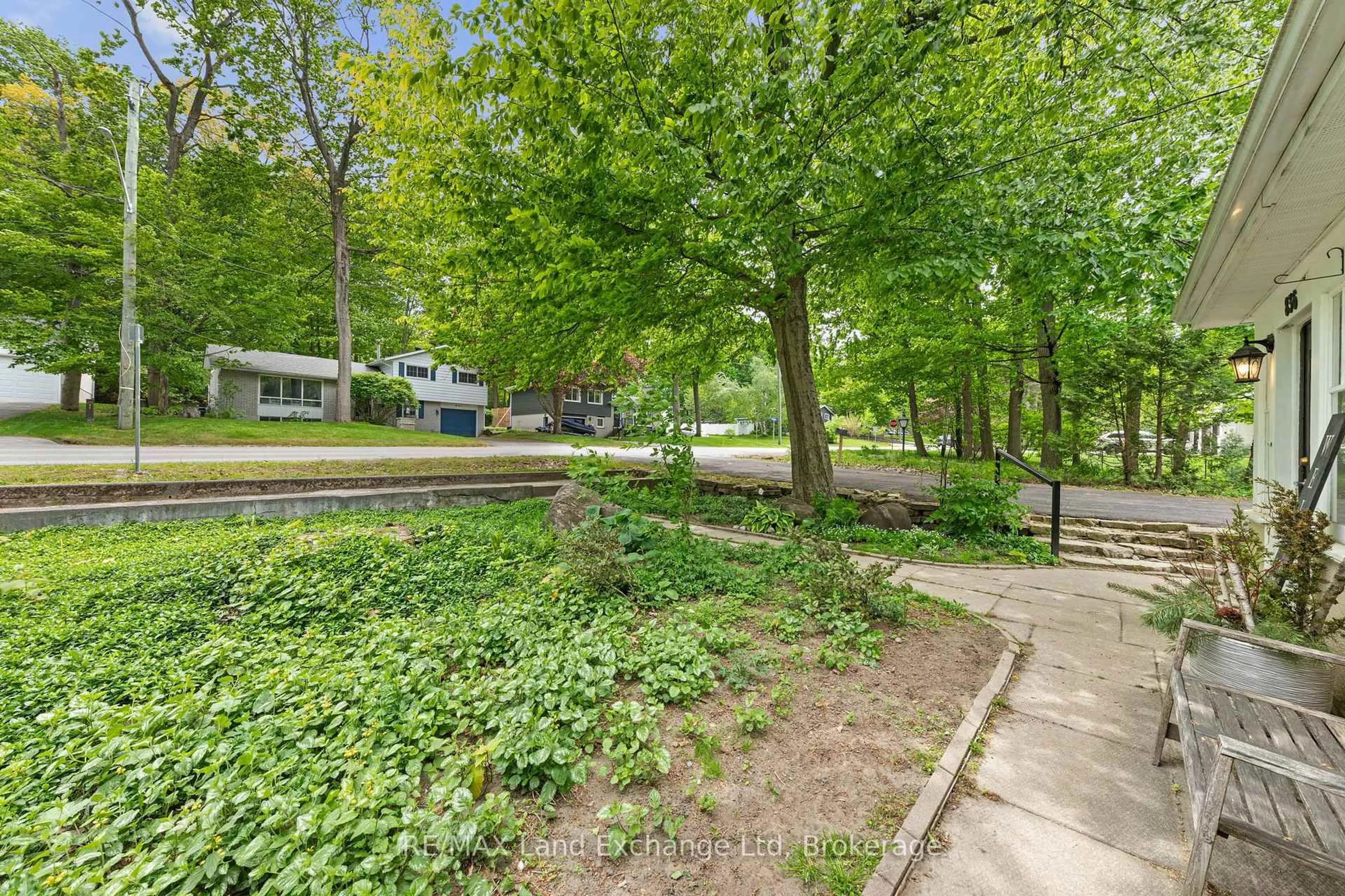 A pic from outside/outdoor area/front of a property/back of a property/a pic from drone, street for 836 Victoria St, Midland Ontario L4R 1B6