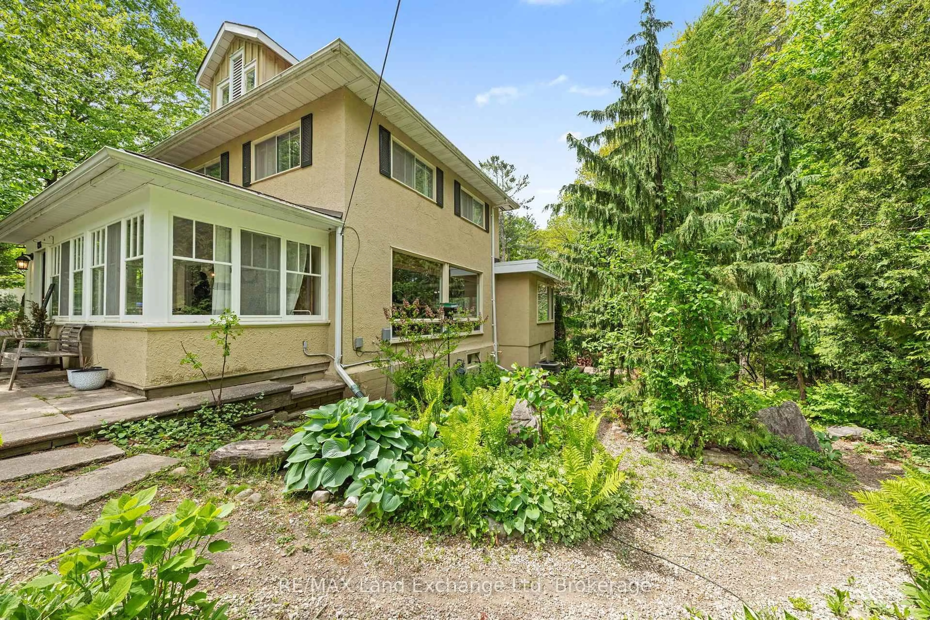 Patio, street for 836 Victoria St, Midland Ontario L4R 1B6