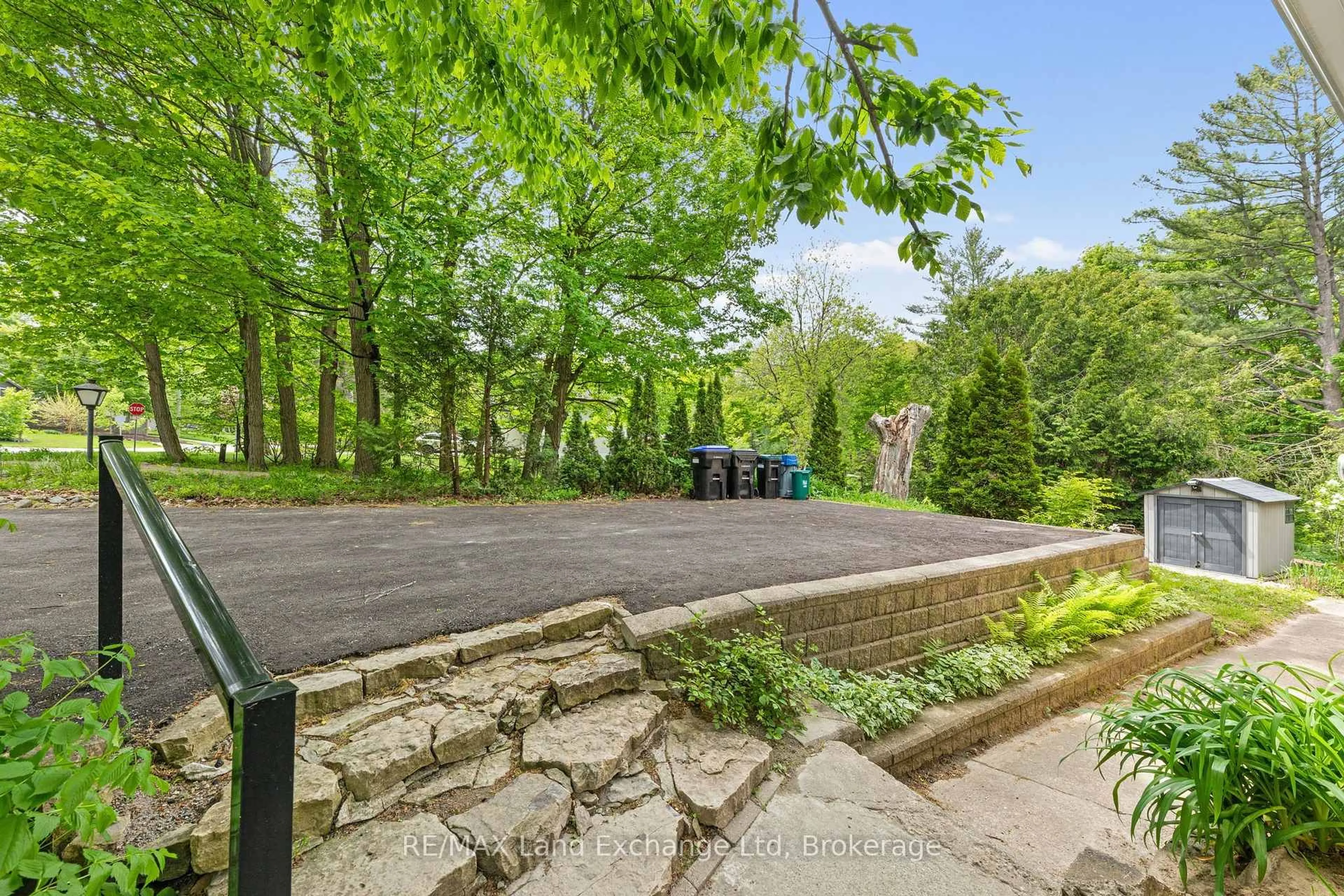 A pic from outside/outdoor area/front of a property/back of a property/a pic from drone, street for 836 Victoria St, Midland Ontario L4R 1B6