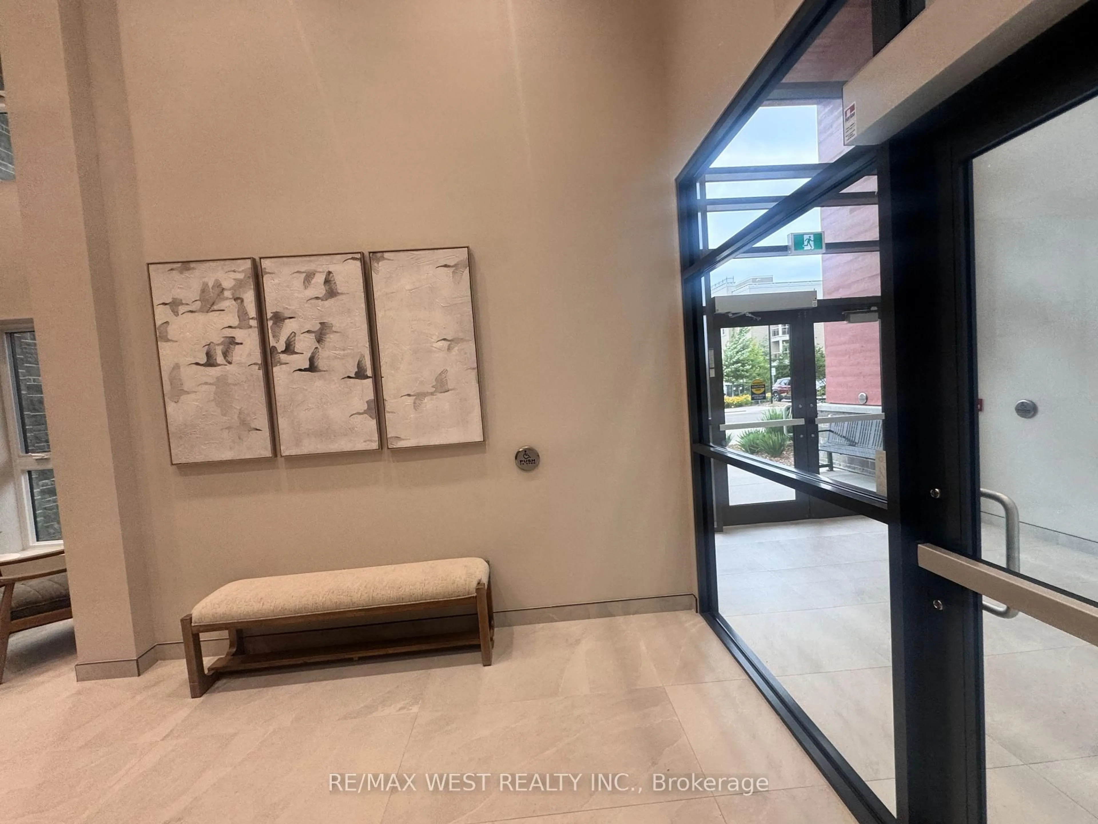 Indoor foyer for 4 Kimberly Lane #325, Collingwood Ontario L9Y 5T6
