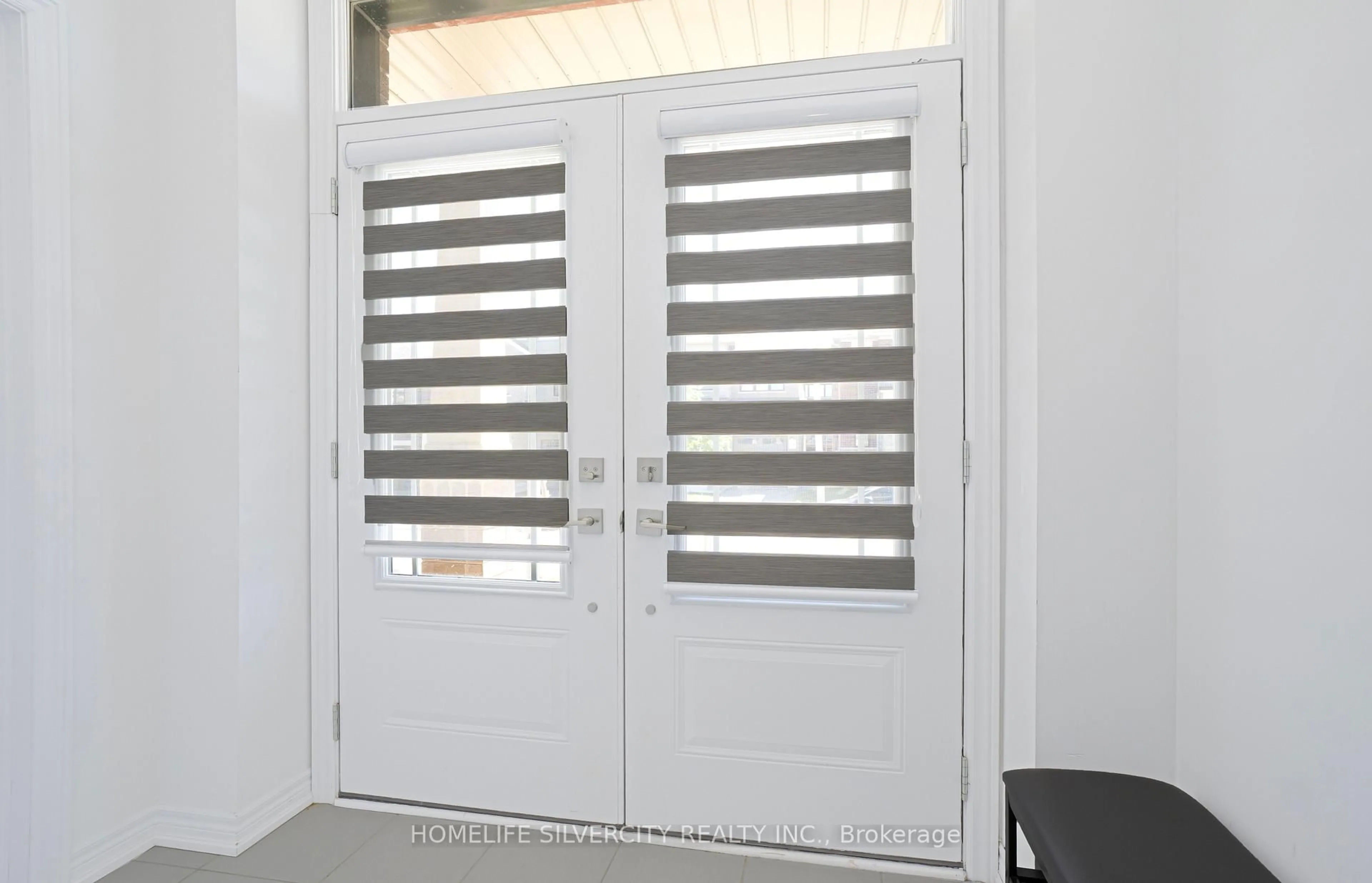 Indoor entryway for 12 Kingsbury Tr, Barrie Ontario L9J 0W9