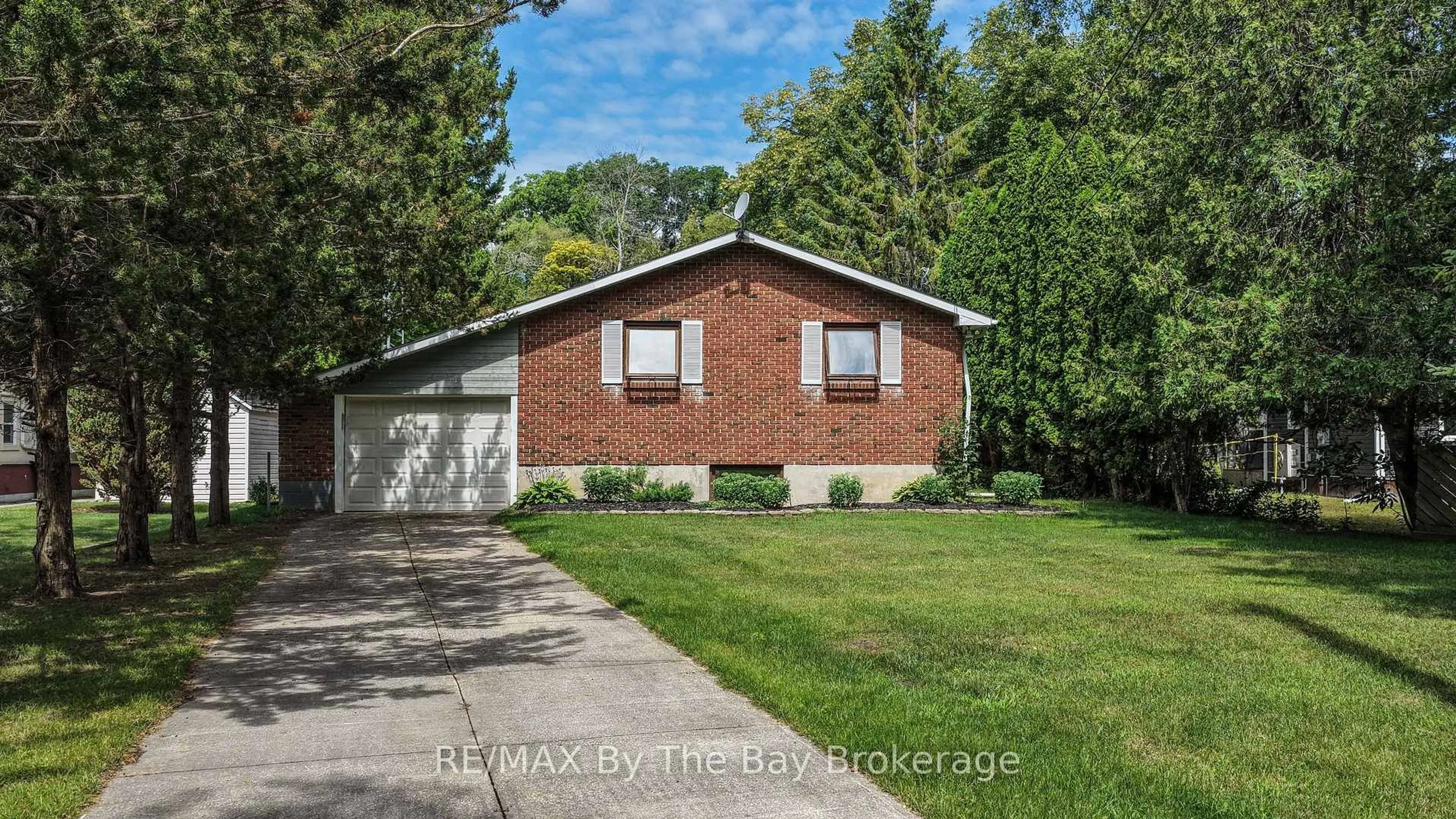 Home with brick exterior material, street for 116 Stroud Cres, Wasaga Beach Ontario L9Z 2T4