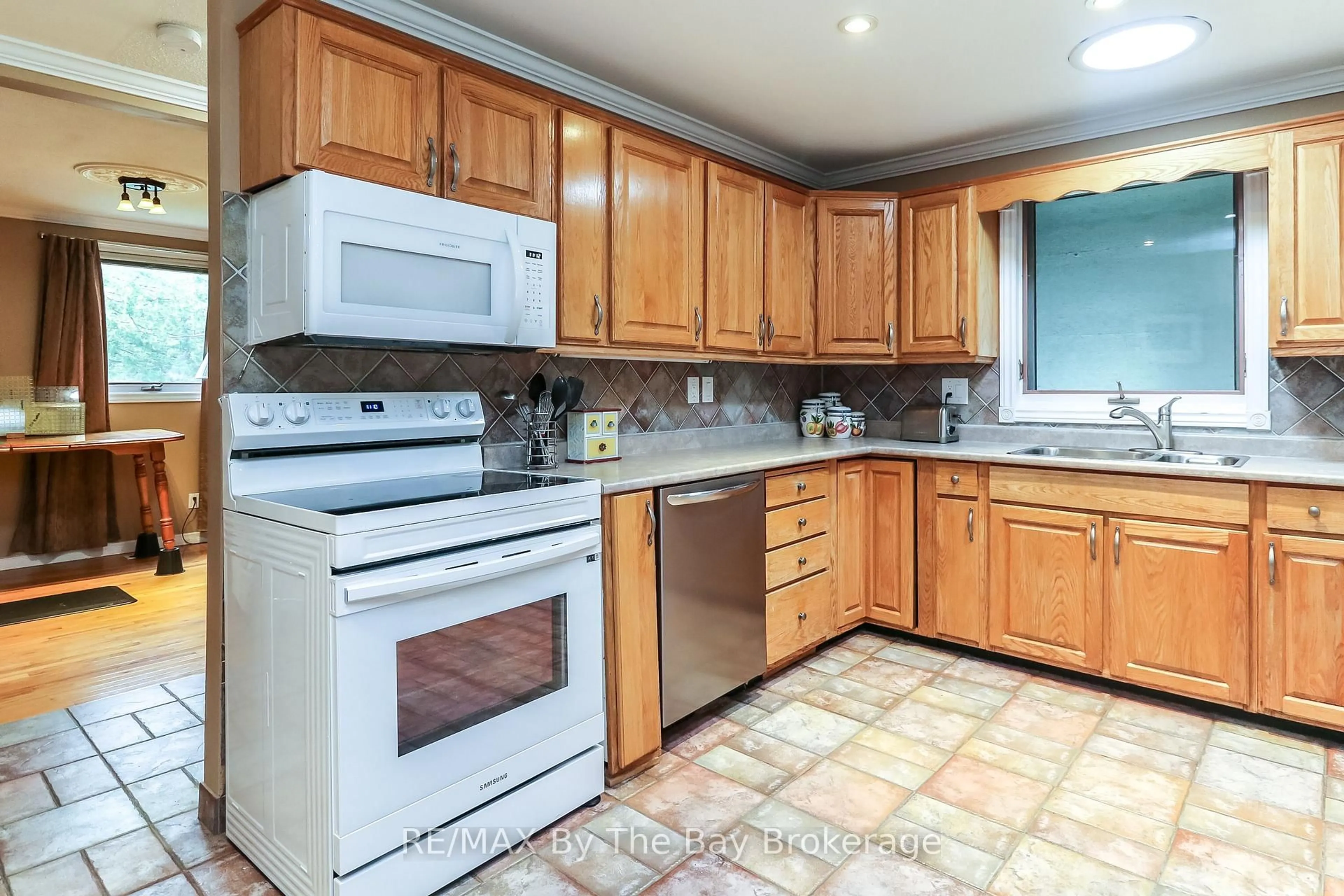 Standard kitchen, ceramic/tile floor for 116 Stroud Cres, Wasaga Beach Ontario L9Z 2T4