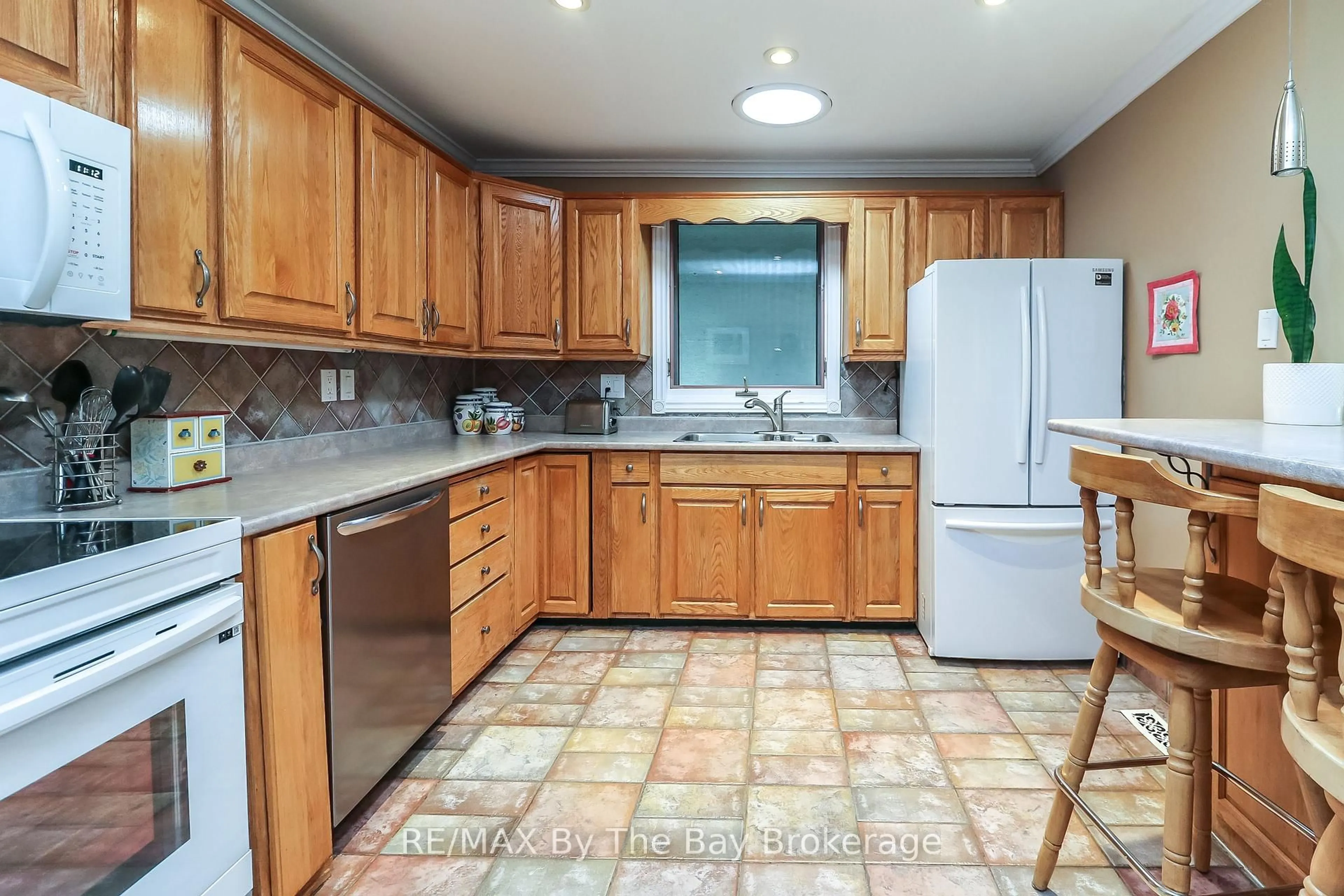 Standard kitchen, ceramic/tile floor for 116 Stroud Cres, Wasaga Beach Ontario L9Z 2T4