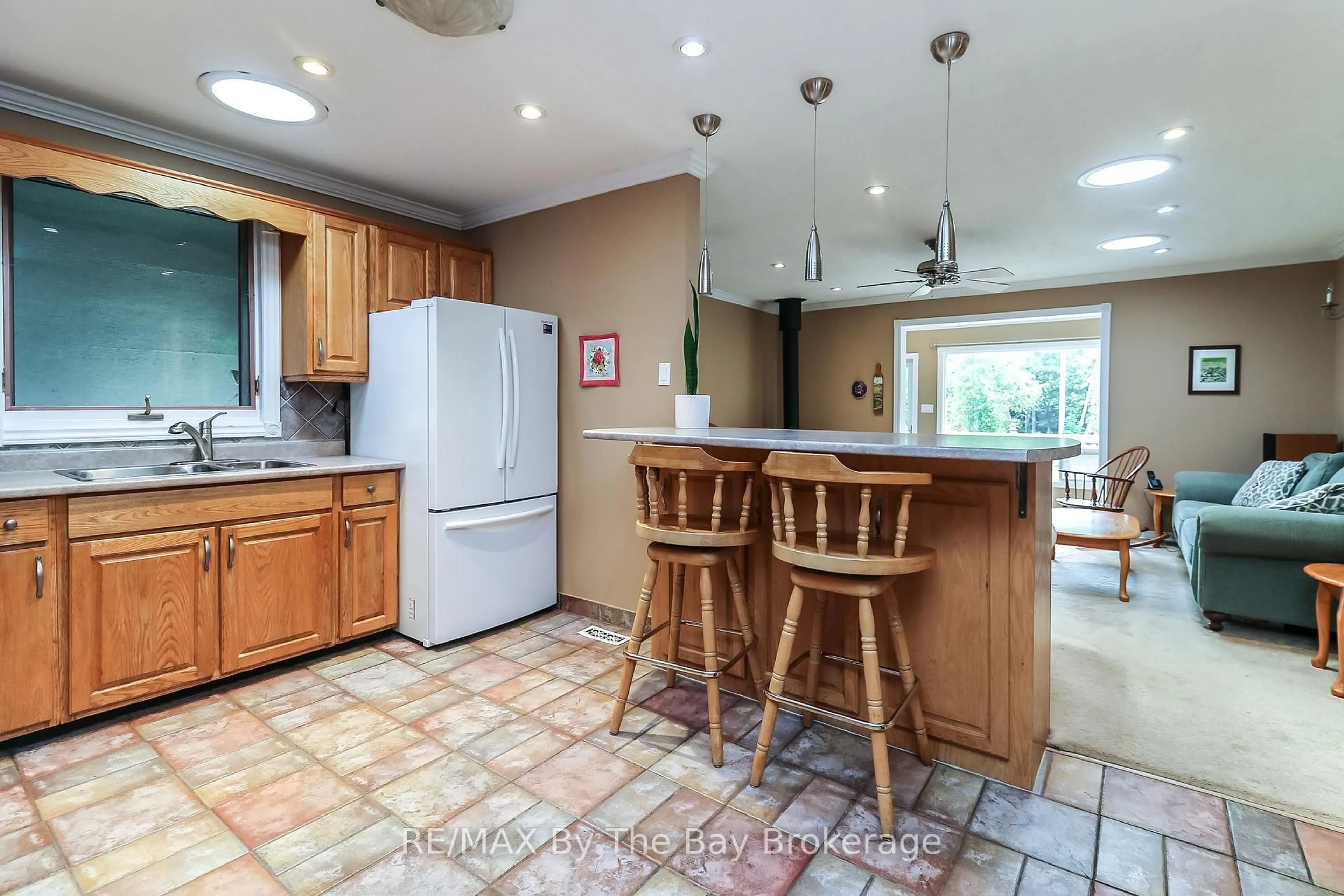 Open concept kitchen, ceramic/tile floor for 116 Stroud Cres, Wasaga Beach Ontario L9Z 2T4