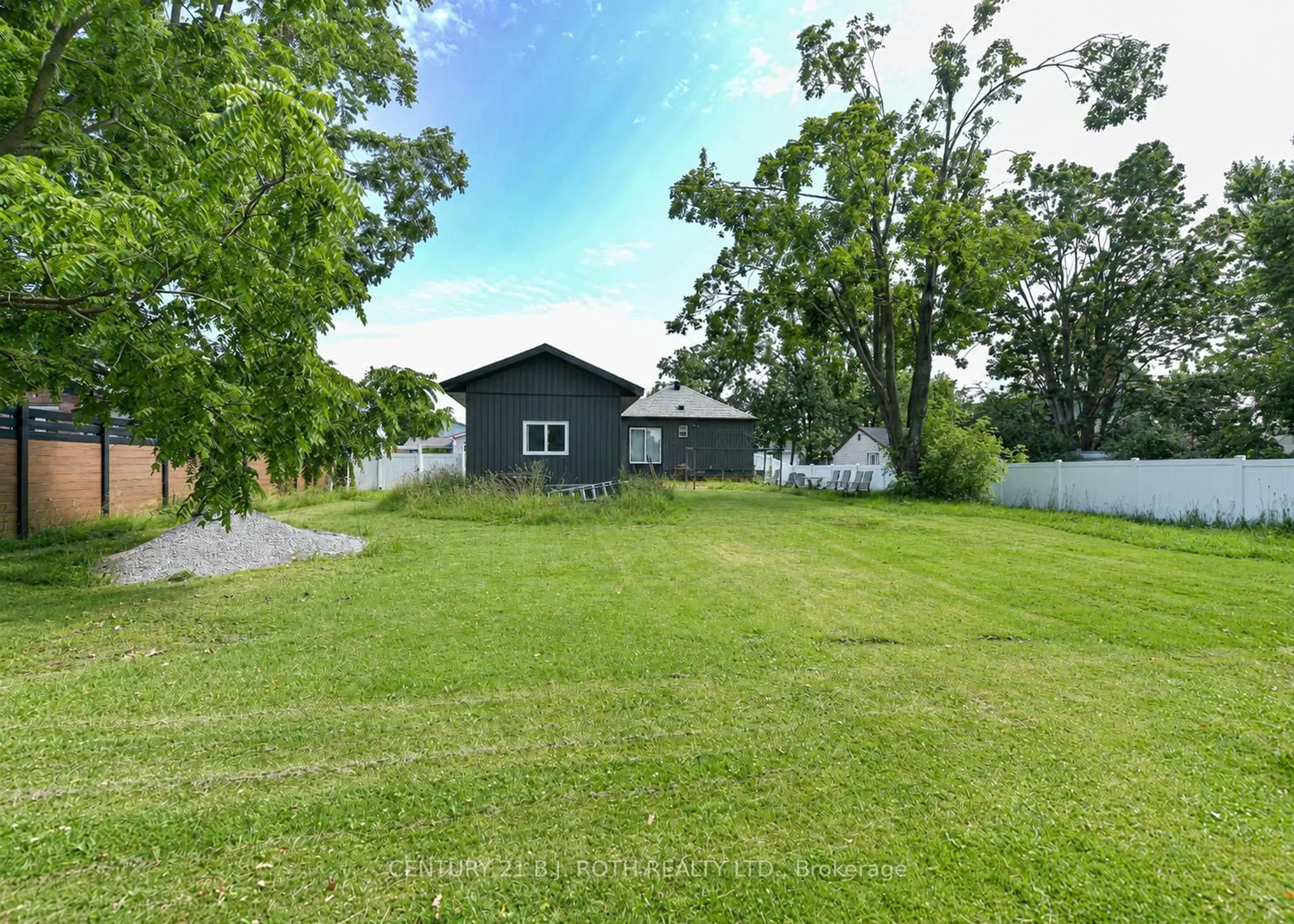 A pic from outside/outdoor area/front of a property/back of a property/a pic from drone, unknown for 26 South St, Orillia Ontario L3V 3S9
