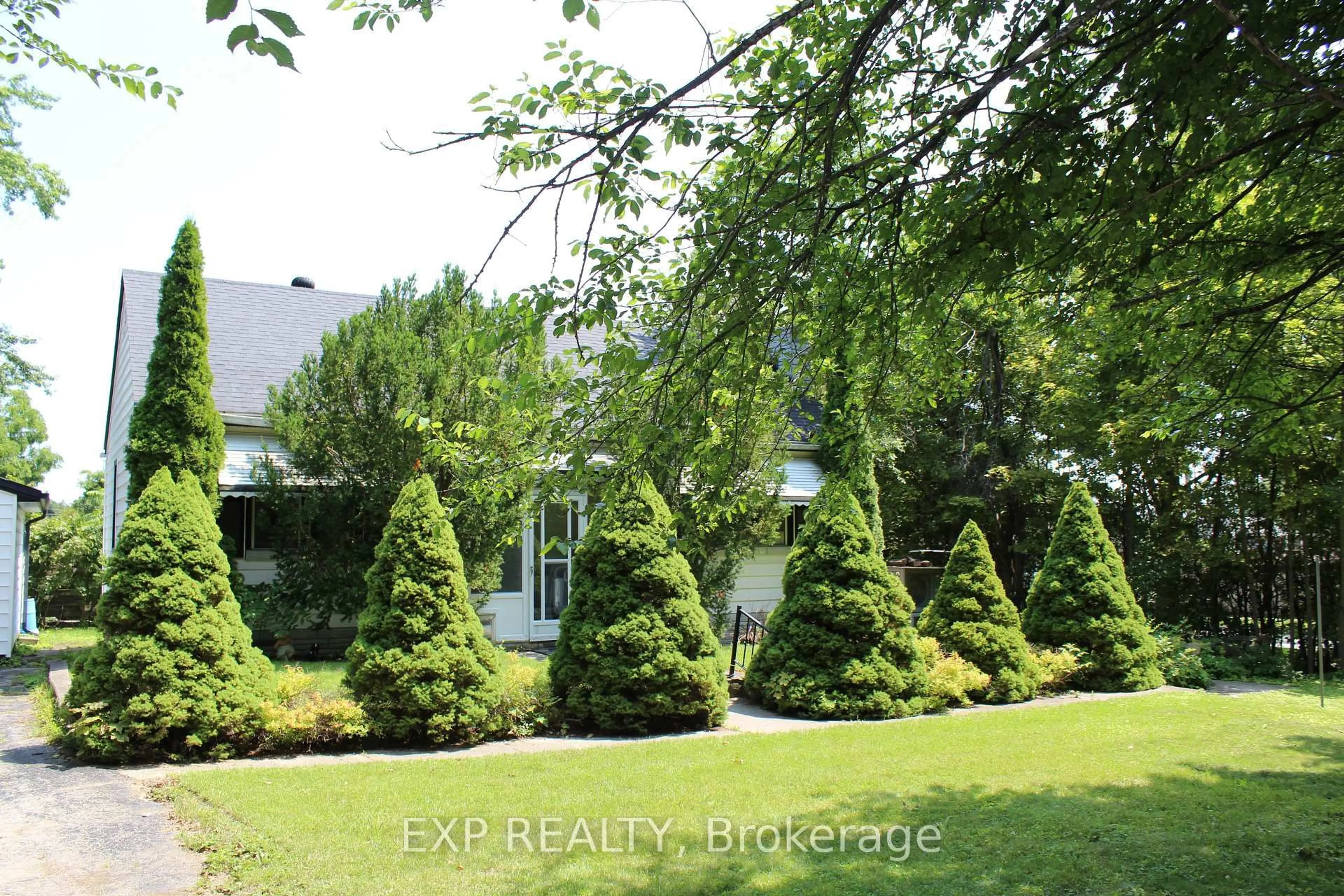 A pic from outside/outdoor area/front of a property/back of a property/a pic from drone, unknown for 105 Puget St, Barrie Ontario L4M 4N6