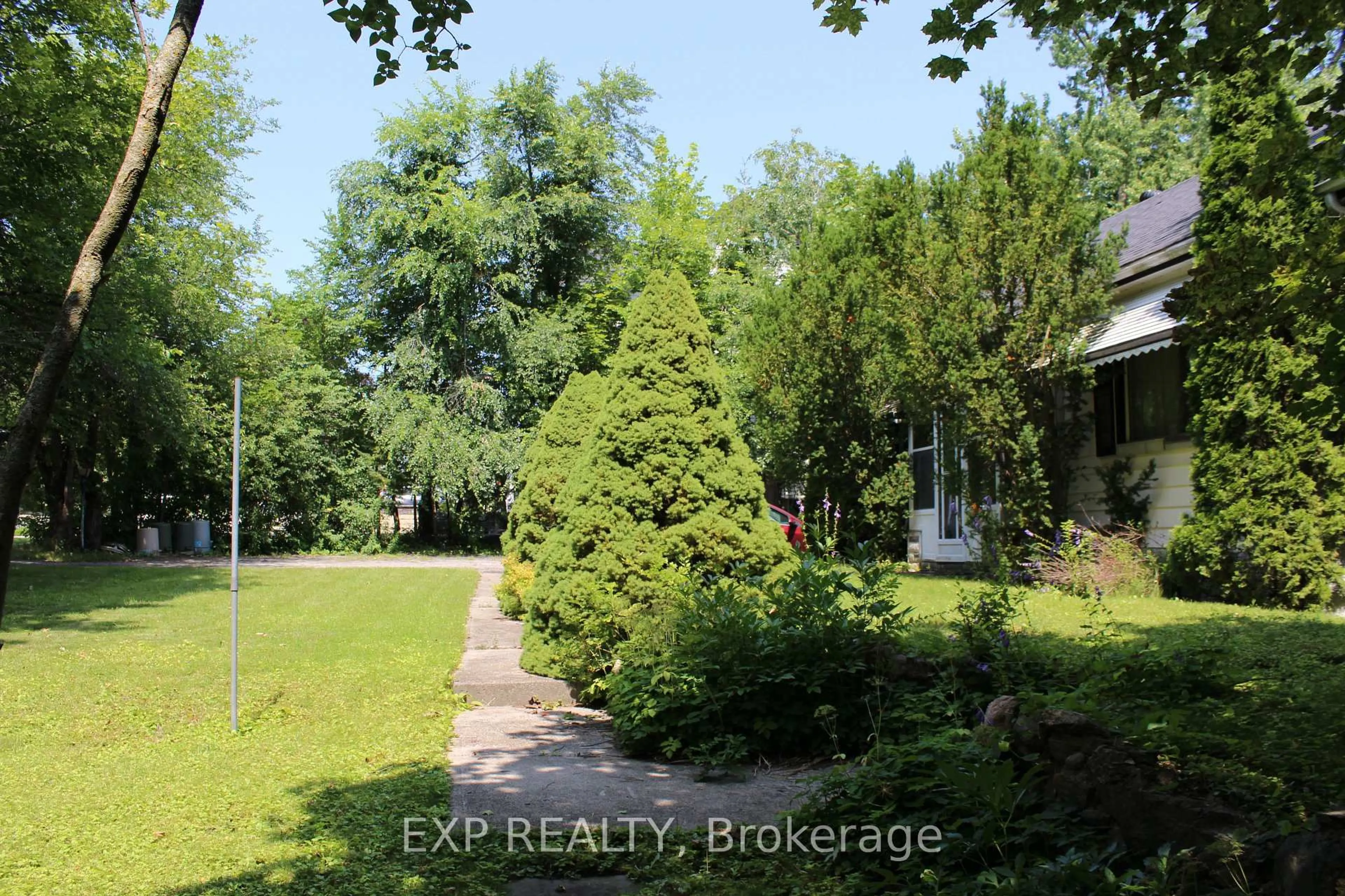 A pic from outside/outdoor area/front of a property/back of a property/a pic from drone, unknown for 105 Puget St, Barrie Ontario L4M 4N6