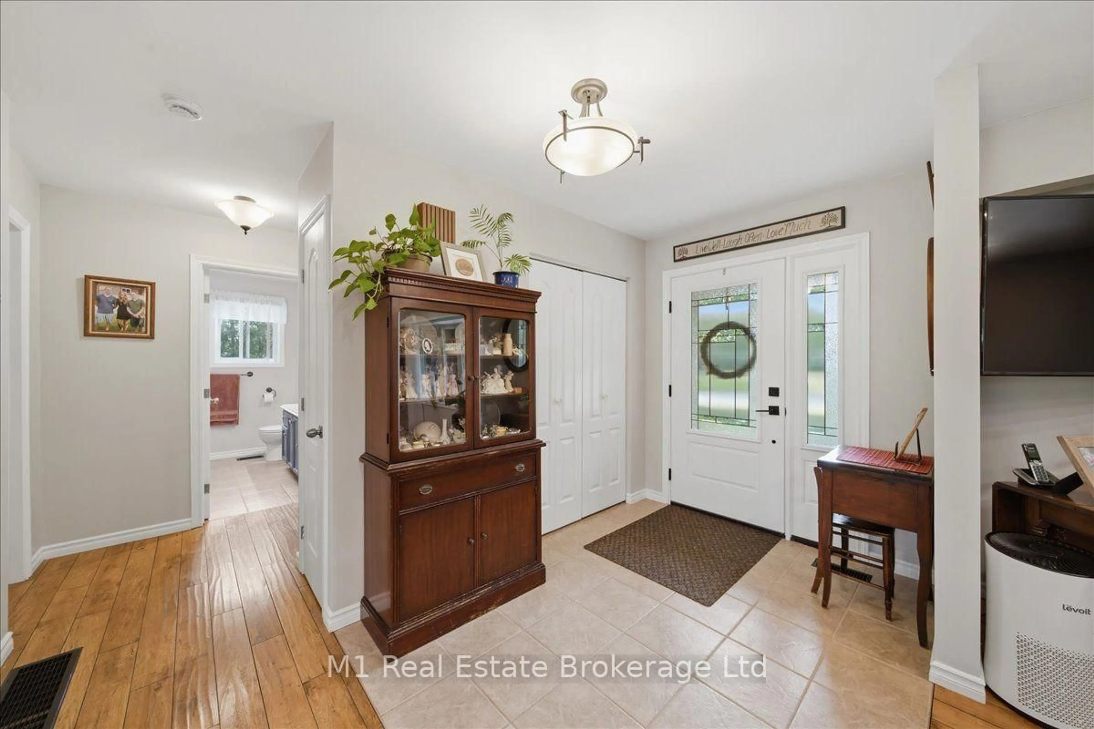 Indoor entryway for 2 Conder Dr, Oro-Medonte Ontario L0K 1E0