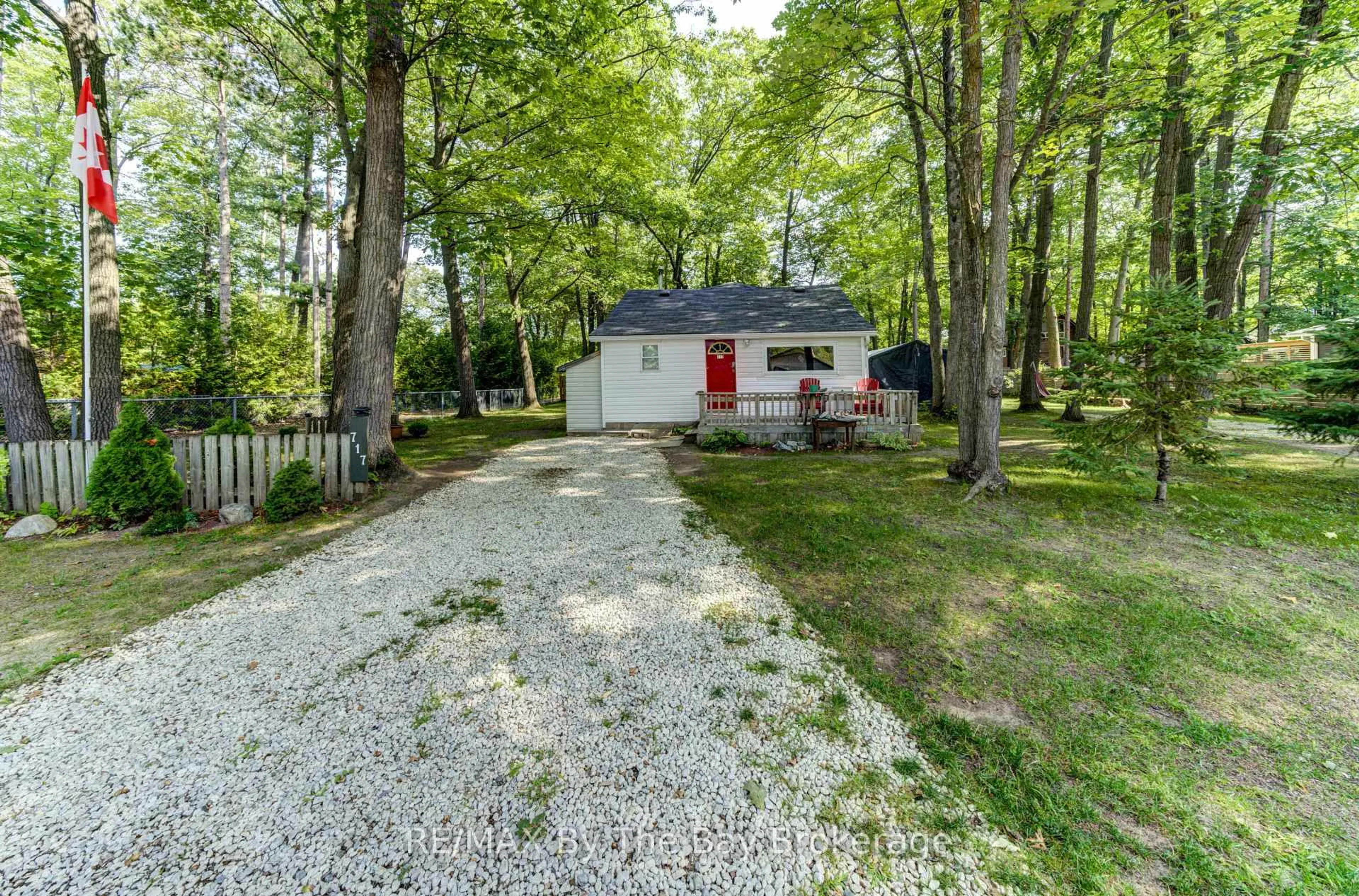 A pic from outside/outdoor area/front of a property/back of a property/a pic from drone, street for 717 Oxbow Park Dr, Wasaga Beach Ontario L9Z 2V2