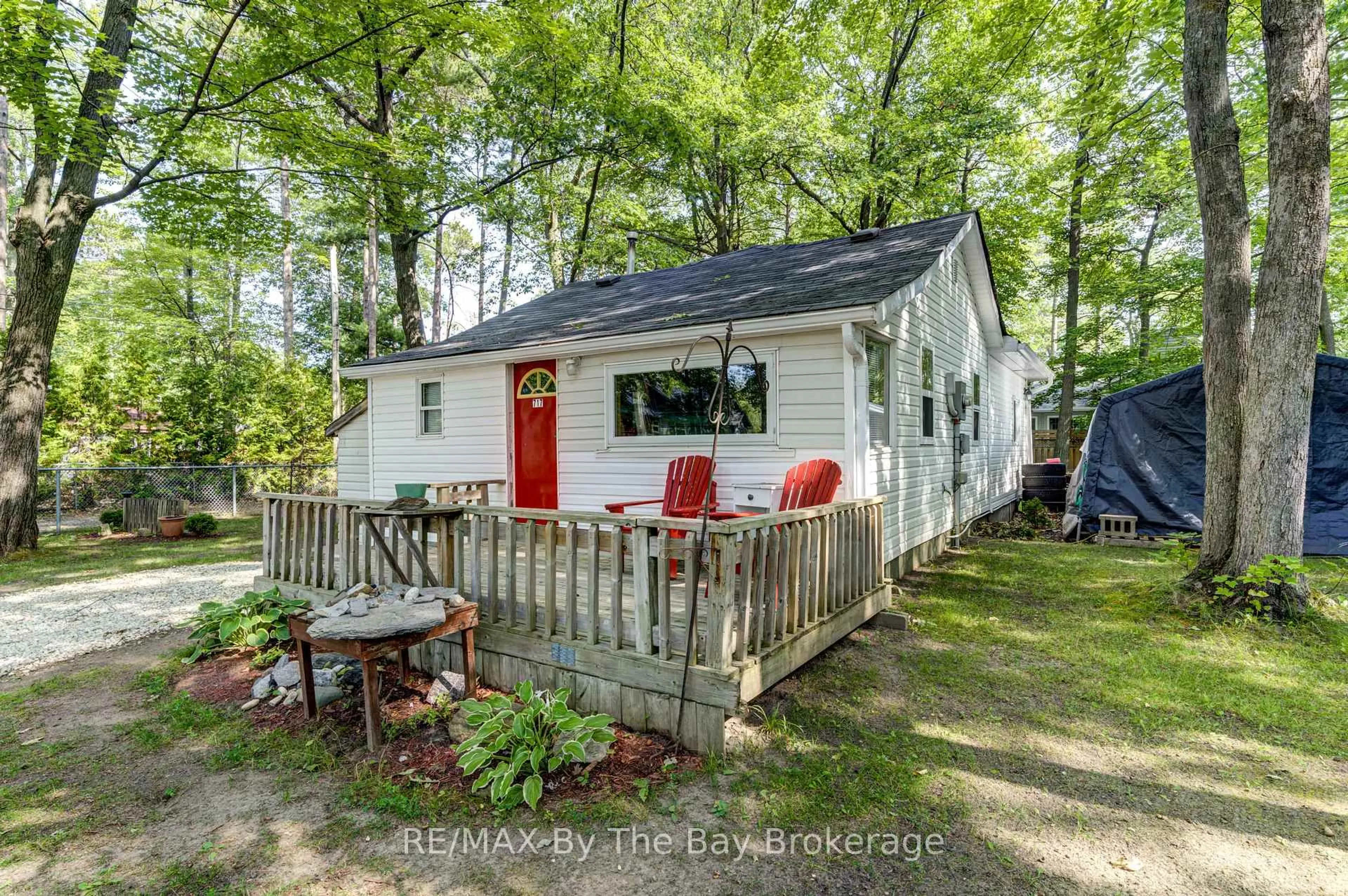 Home with vinyl exterior material, street for 717 Oxbow Park Dr, Wasaga Beach Ontario L9Z 2V2