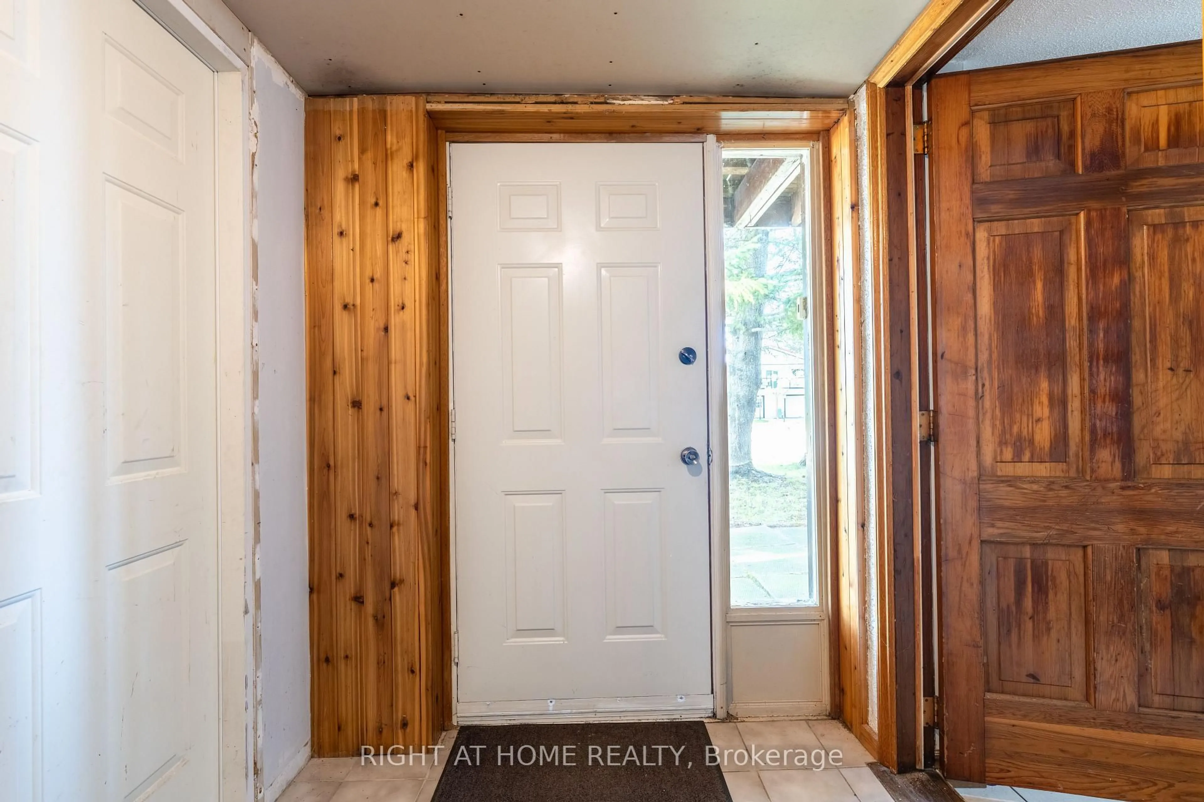Indoor entryway for 25 William Ave, Wasaga Beach Ontario L9Z 2X3
