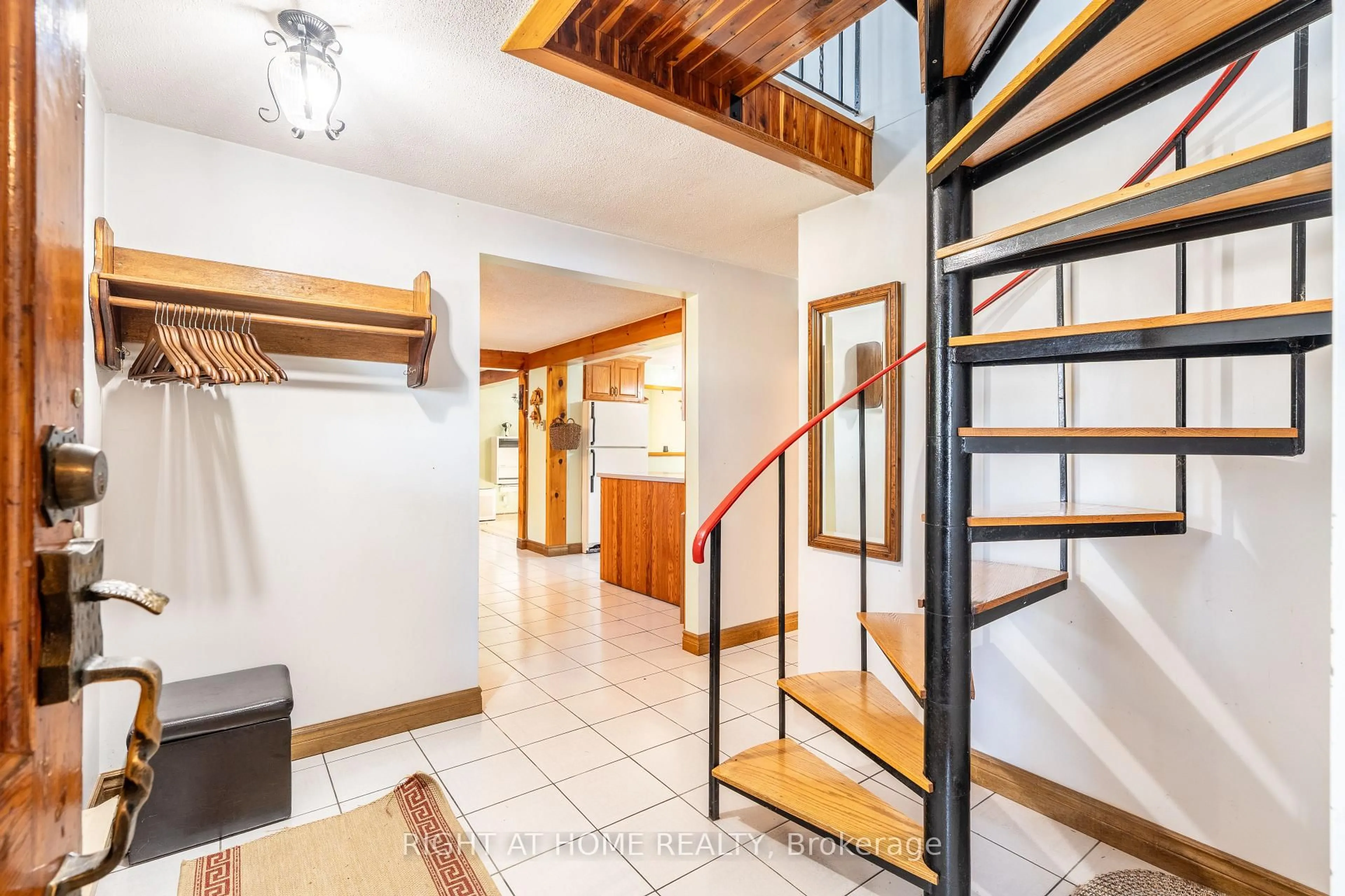 Indoor foyer for 25 William Ave, Wasaga Beach Ontario L9Z 2X3