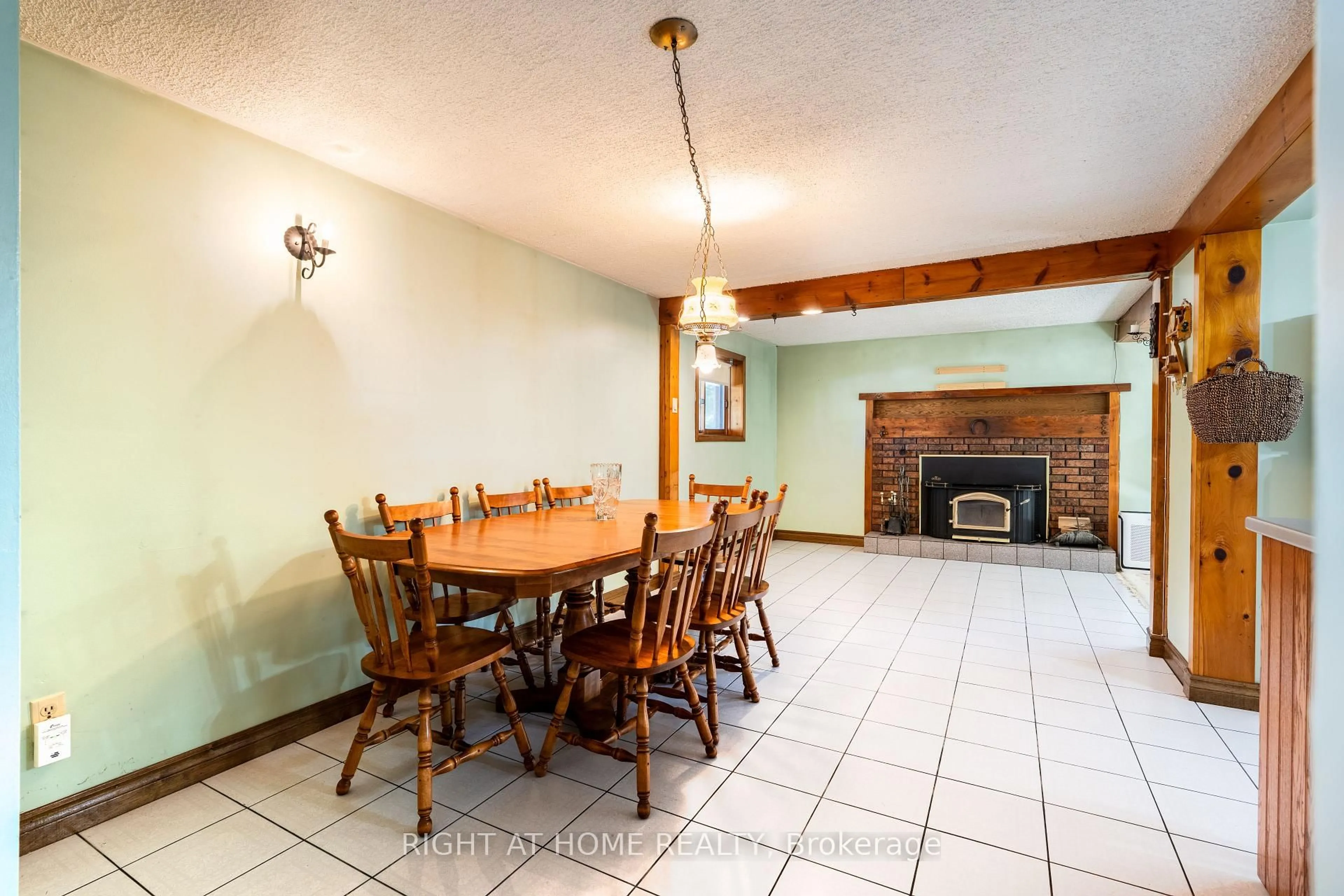 Dining room, ceramic/tile floor for 25 William Ave, Wasaga Beach Ontario L9Z 2X3