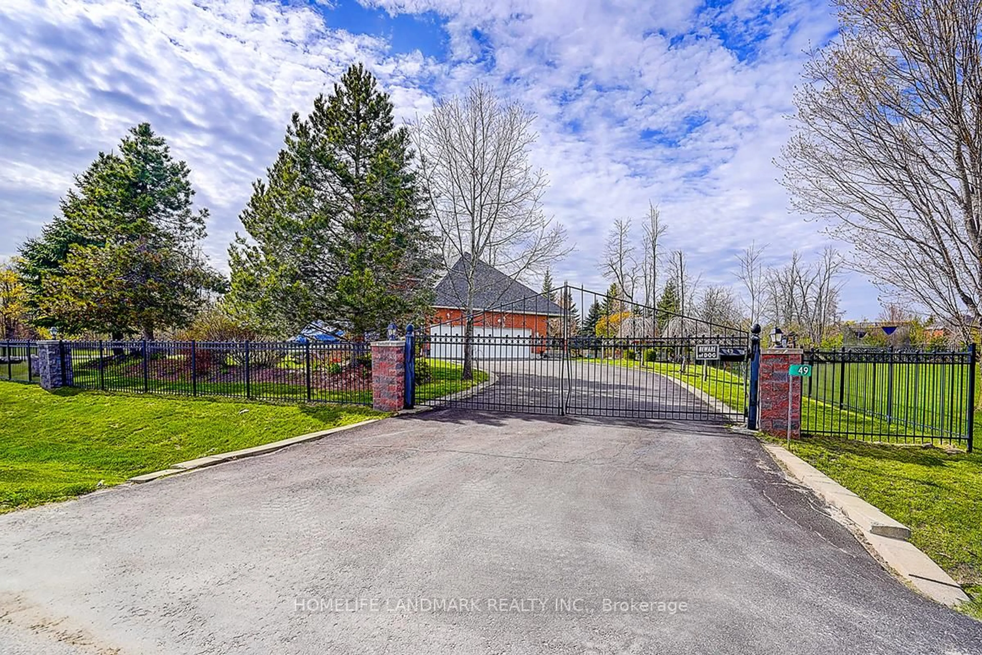 A pic from outside/outdoor area/front of a property/back of a property/a pic from drone, street for 49 Red Oak Cres, Oro-Medonte Ontario L0L 2L0
