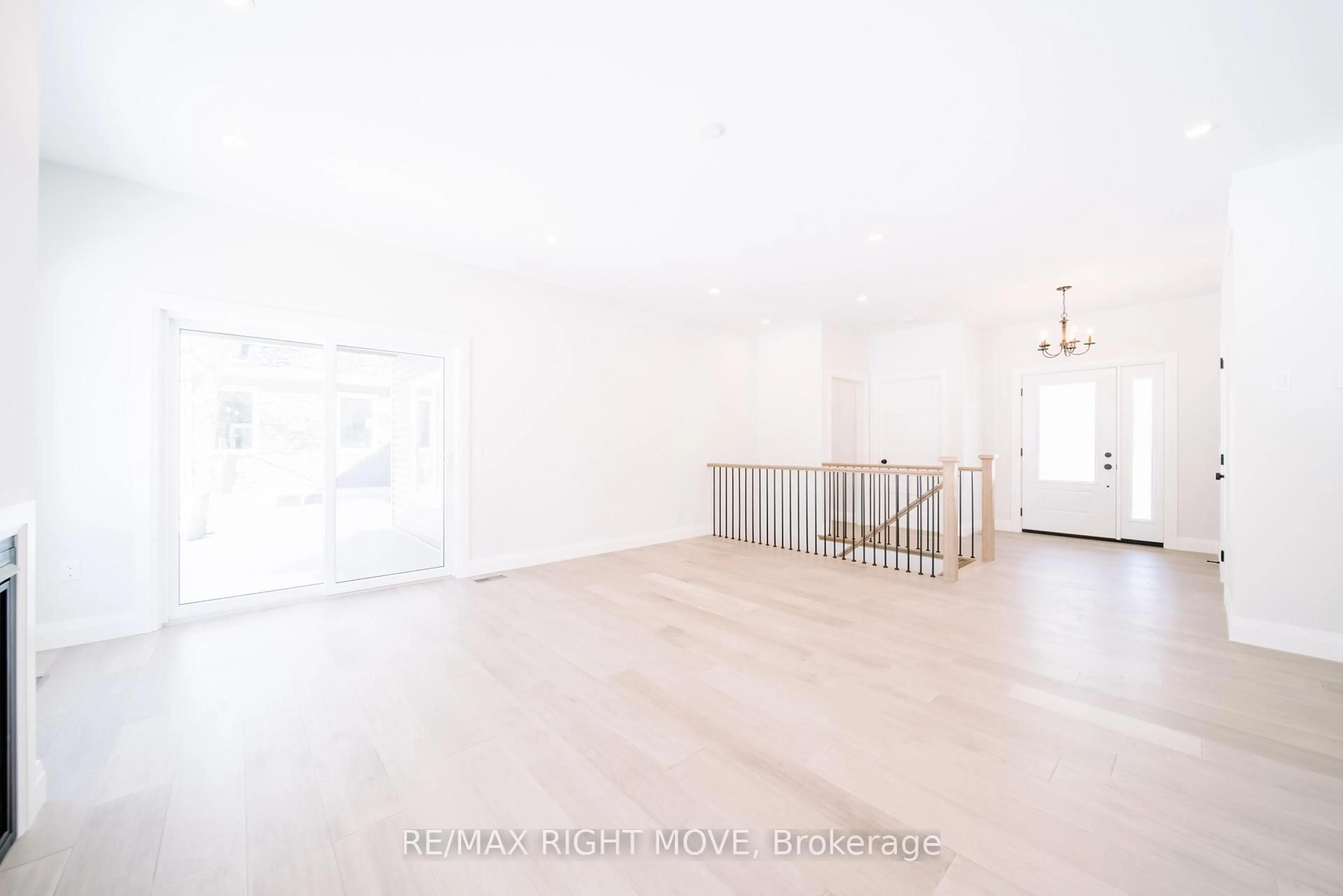 Indoor foyer for 38 Bellehumeur Rd, Tiny Ontario L9M 0J1