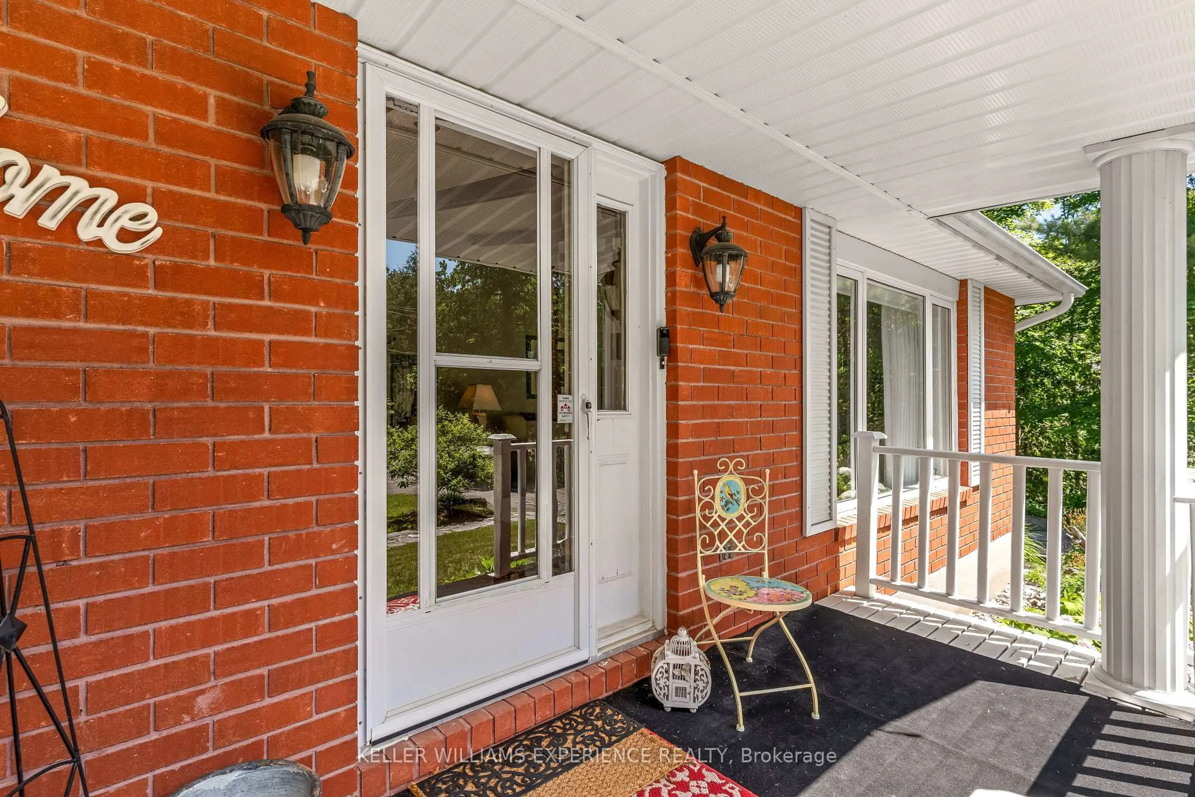 Indoor entryway for 3387 Brennan Line, Severn Ontario L3V 6H3