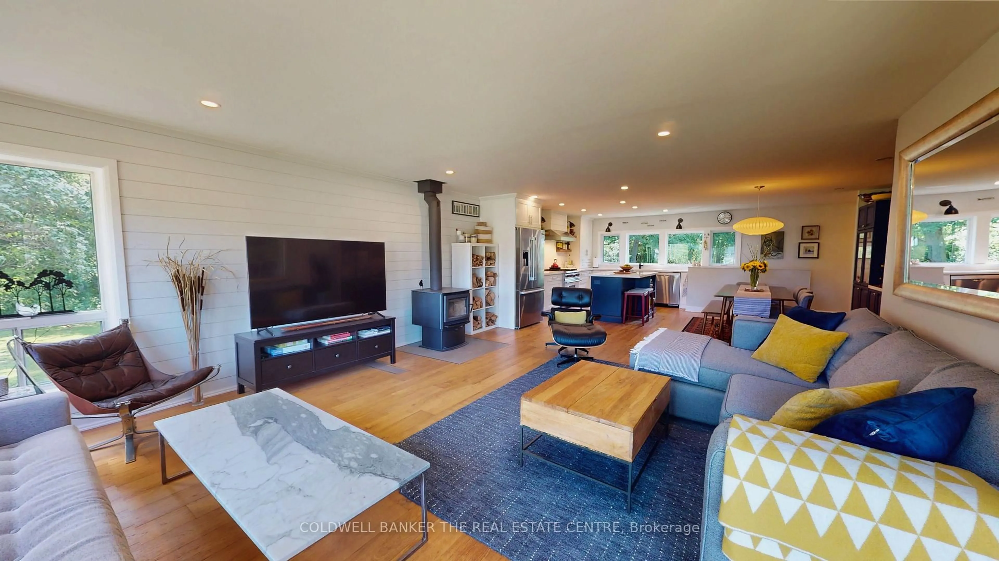 Living room with furniture, unknown for 6159 SHEBA Dr, Ramara Ontario L0K 1L0