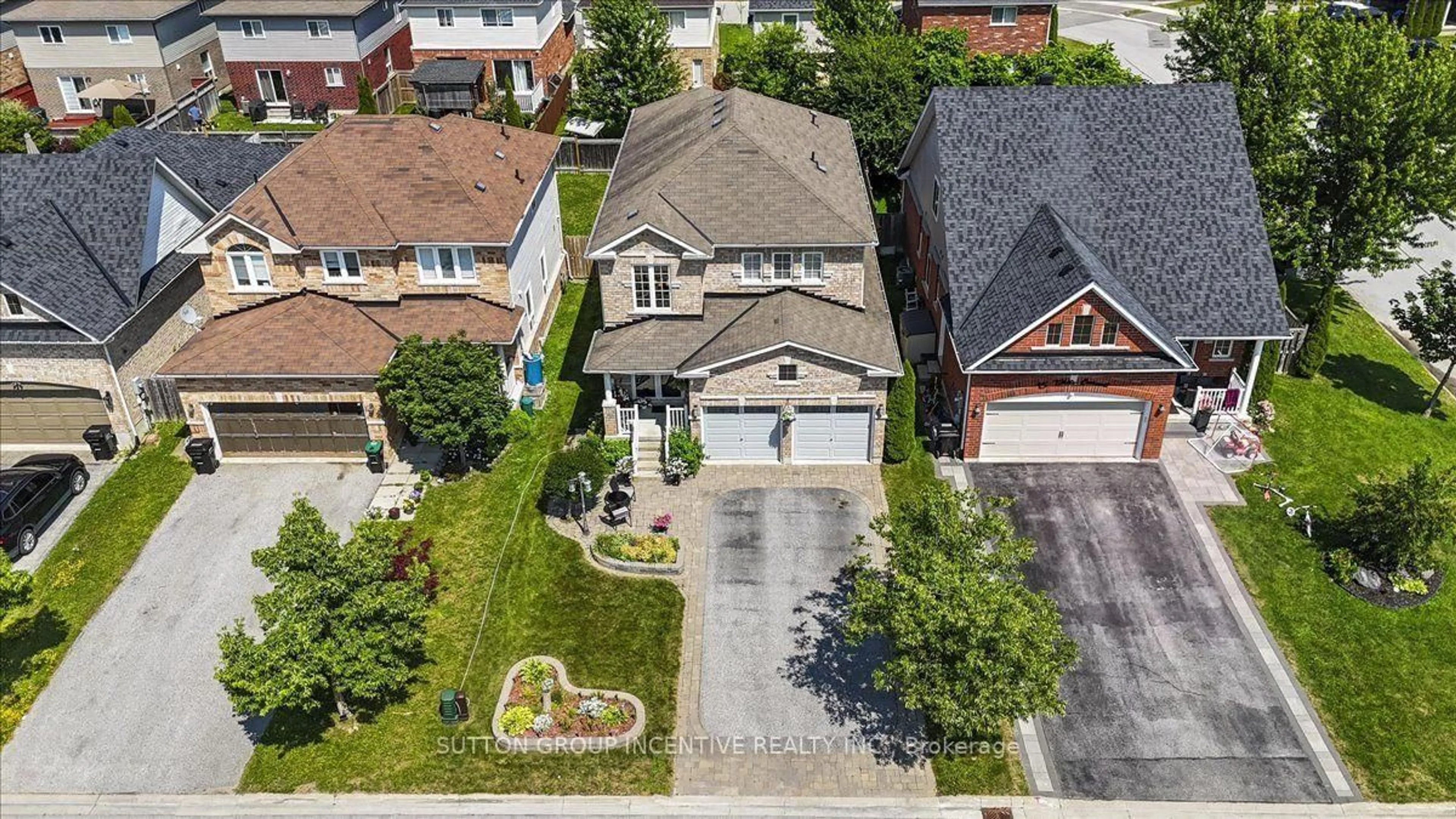A pic from outside/outdoor area/front of a property/back of a property/a pic from drone, street for 17 White Cres, Barrie Ontario L4N 5Z9