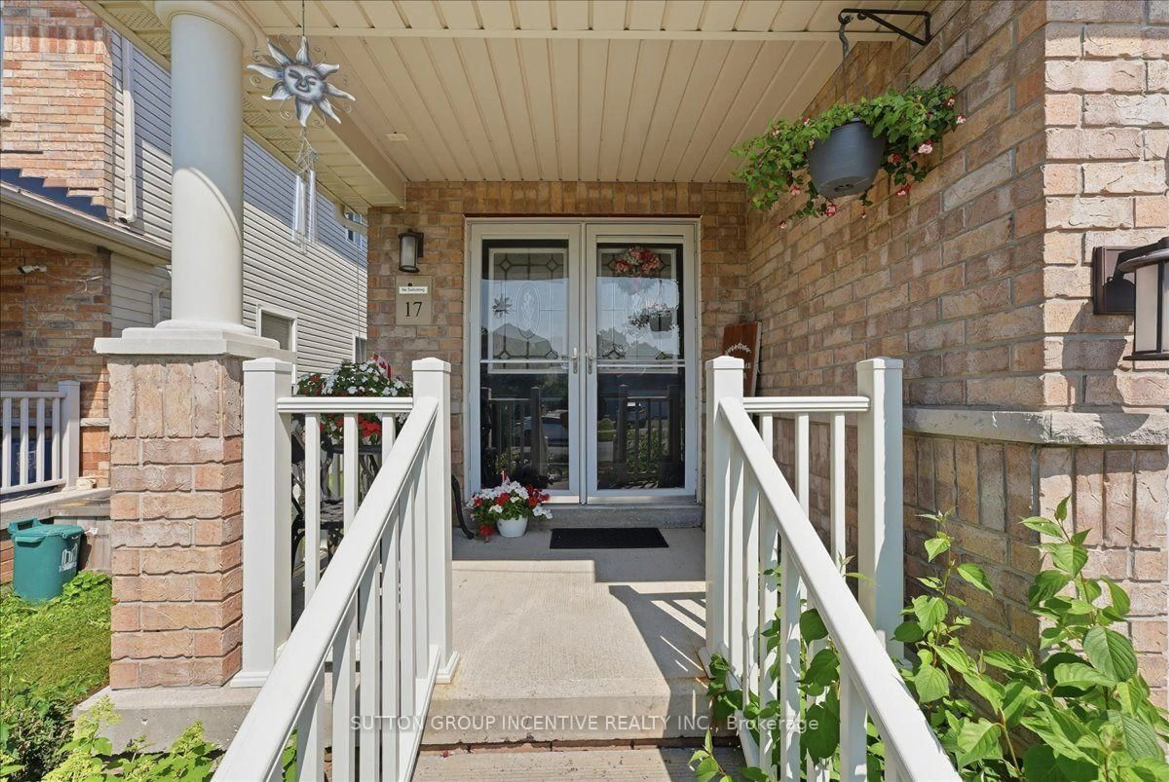 Indoor entryway for 17 White Cres, Barrie Ontario L4N 5Z9