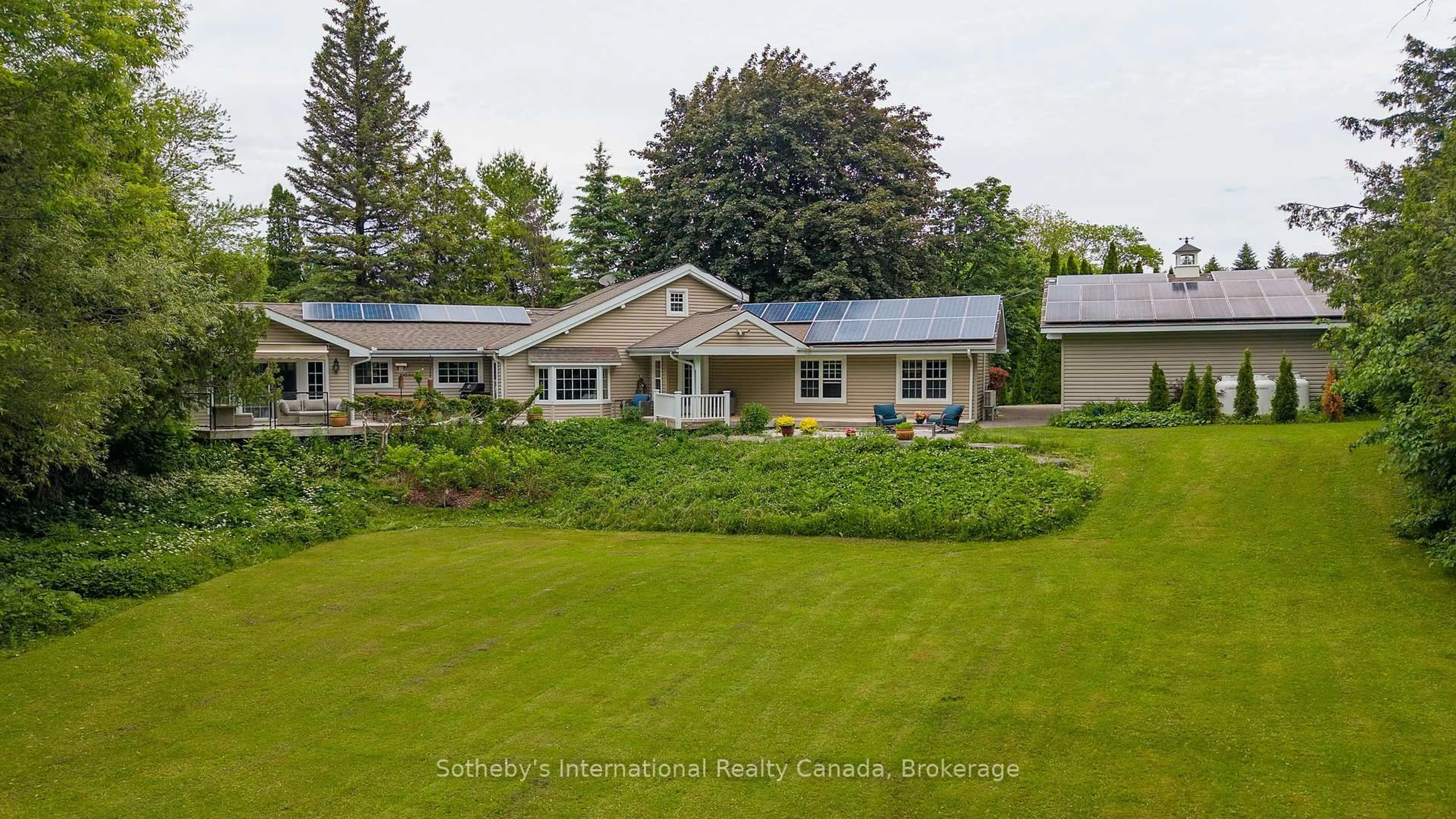 A pic from outside/outdoor area/front of a property/back of a property/a pic from drone, unknown for 640 Mountain Rd, Collingwood Ontario L9Y 5G3