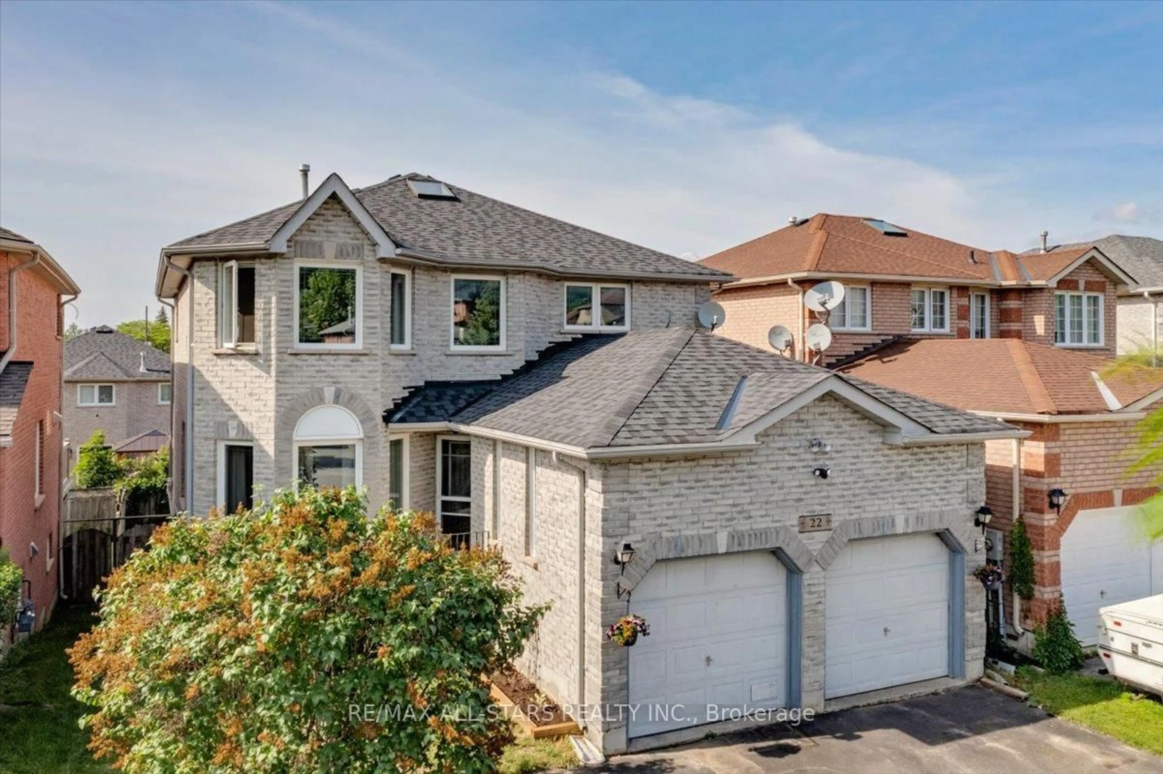 A pic from outside/outdoor area/front of a property/back of a property/a pic from drone, street for 22 Kelsey Cres, Barrie Ontario L4N 0J5