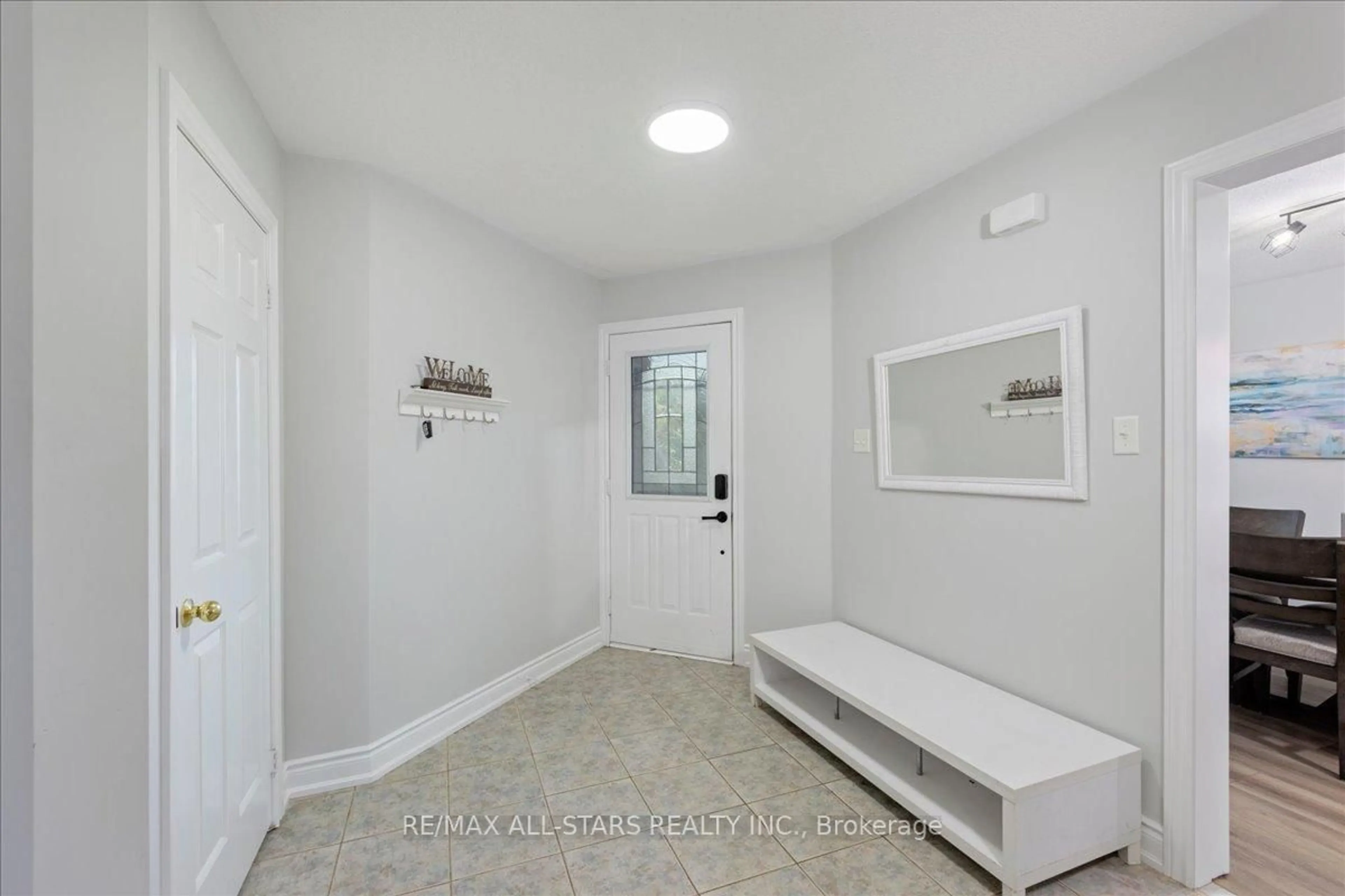Indoor entryway for 22 Kelsey Cres, Barrie Ontario L4N 0J5