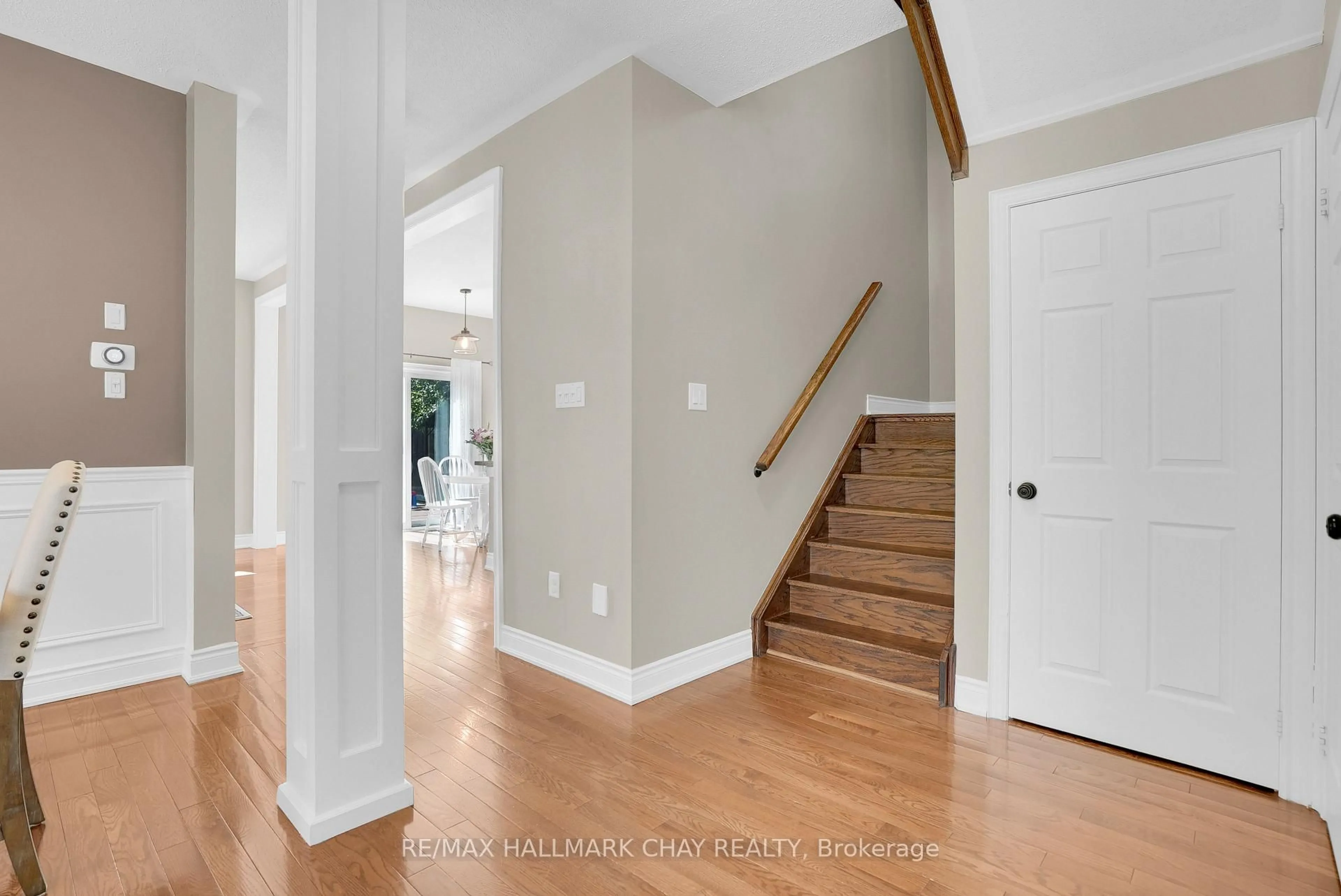 Indoor entryway for 2 Versailles Cres, Barrie Ontario L4M 0B6