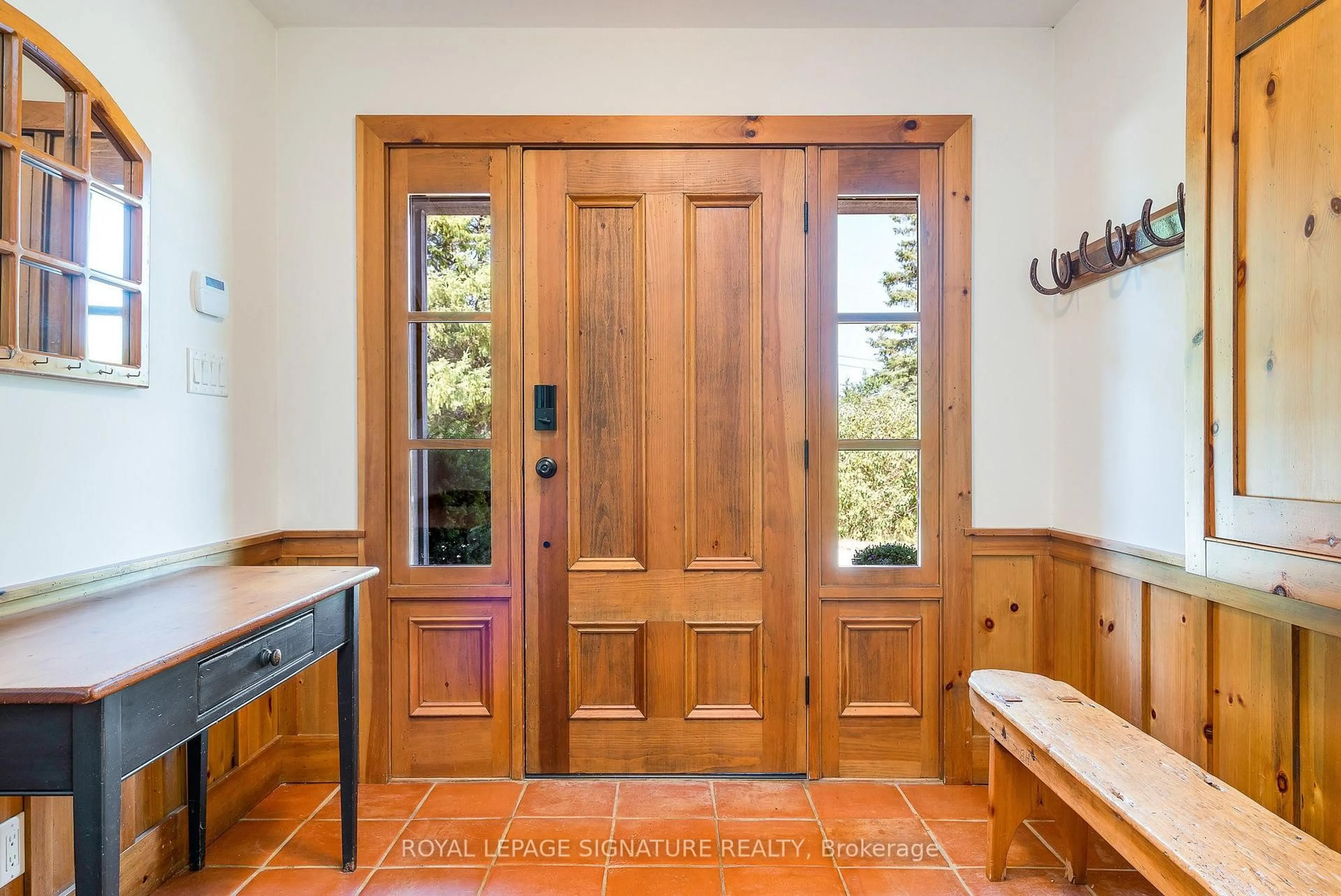 Indoor entryway for 22 Newton Way, Clearview Ontario L9Y 3Y9