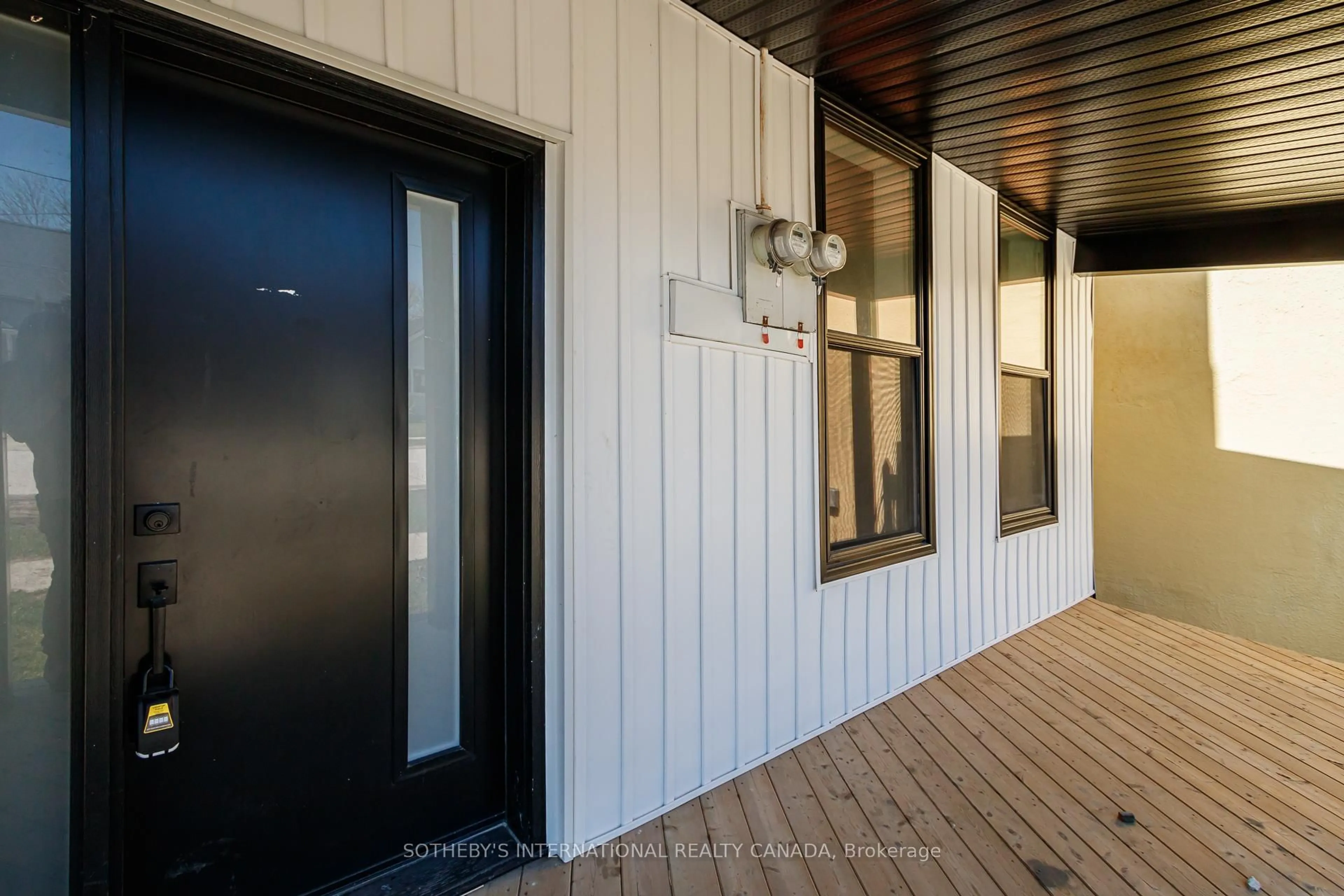 Indoor entryway for 64 Birch St, Collingwood Ontario L9Y 2V1