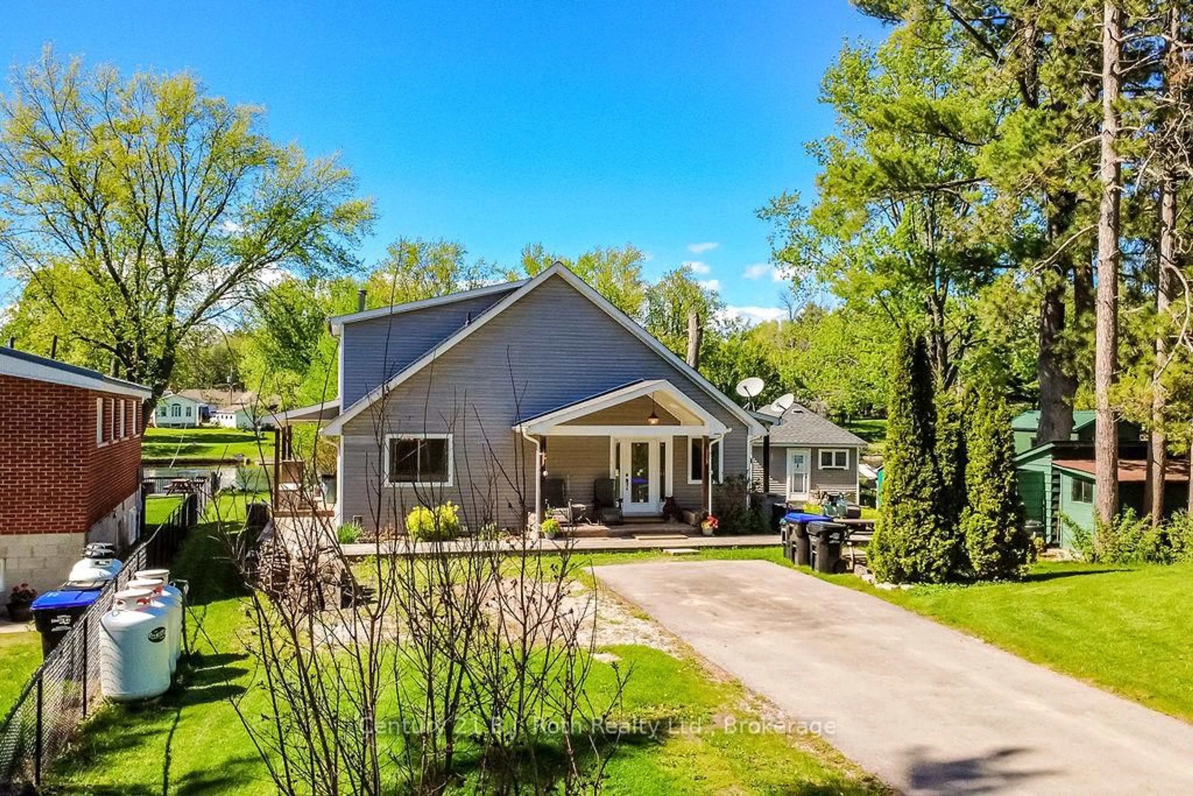 A pic from outside/outdoor area/front of a property/back of a property/a pic from drone, street for 4762 Severn St, Severn Ontario P0E 1N0