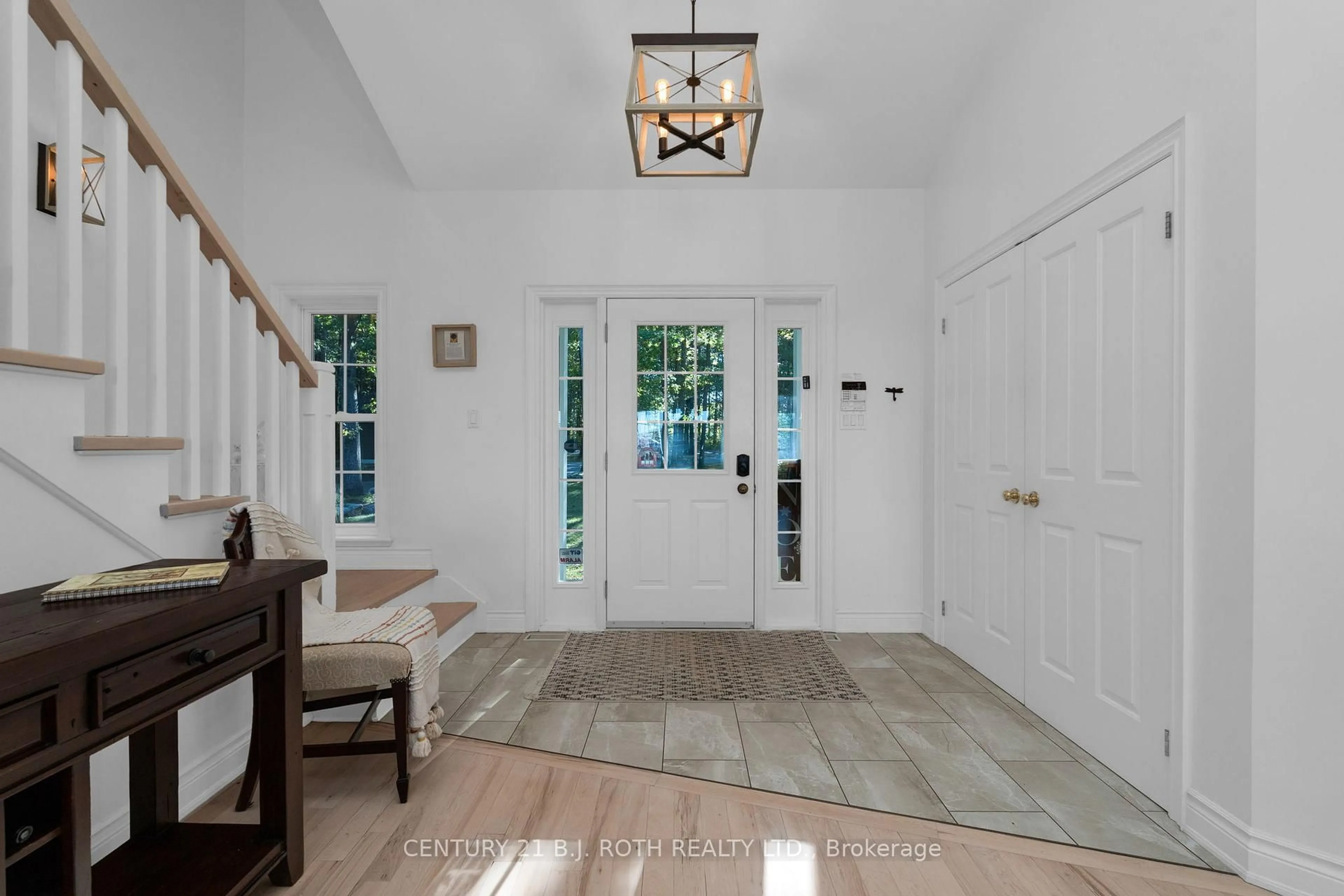 Indoor entryway for 2710 Portage Tr, Springwater Ontario L9X 0J3