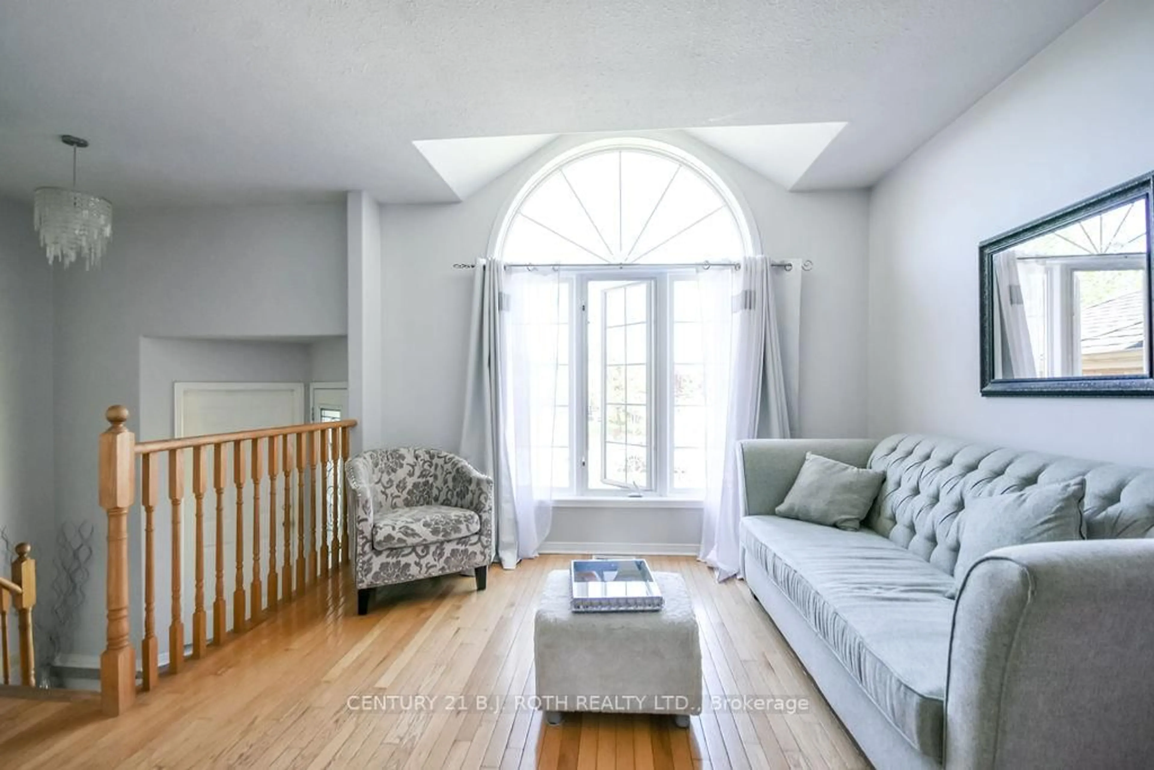 Living room with furniture, unknown for 53 FOREST DALE Dr, Barrie Ontario L4M 6M9