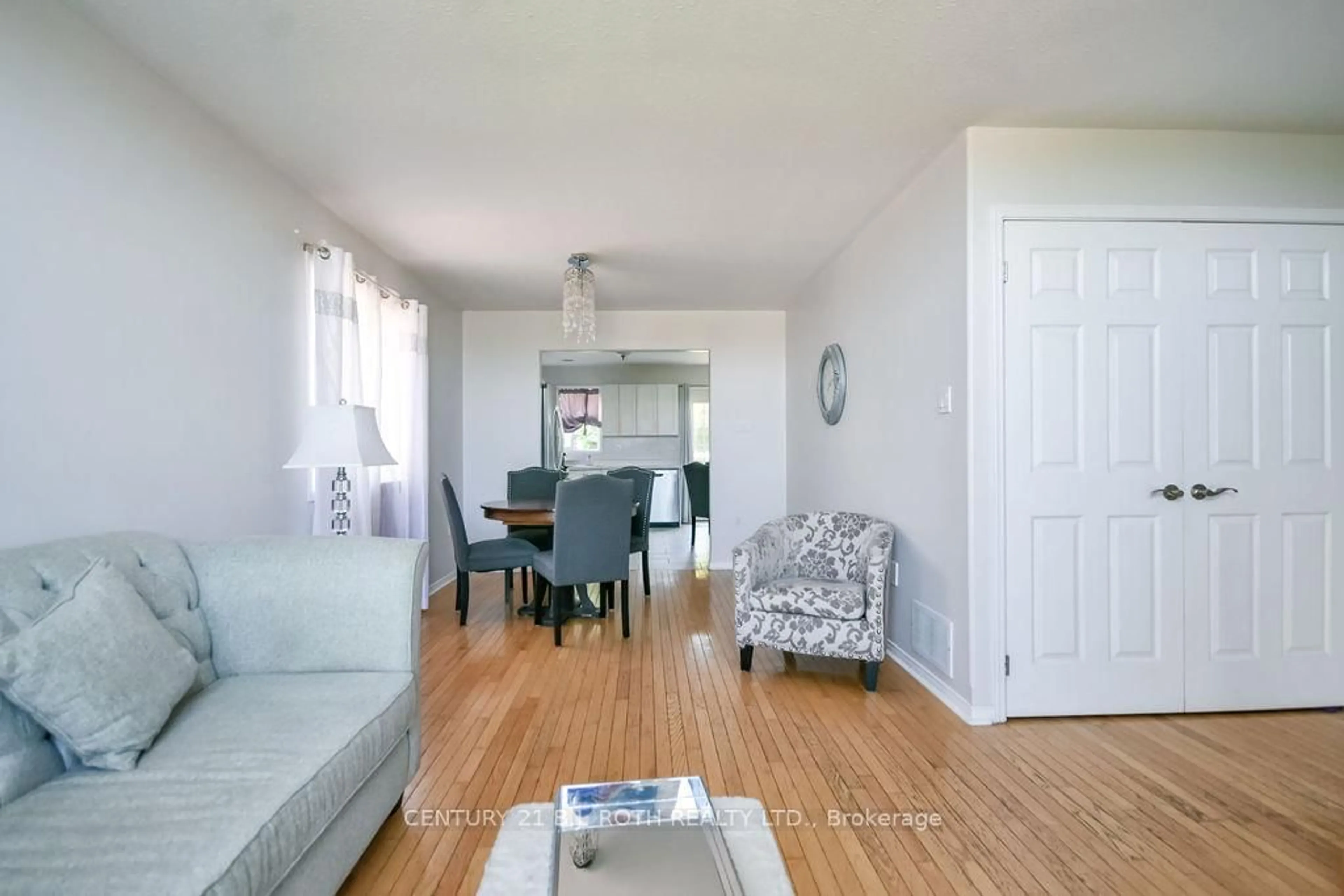 Living room with furniture, wood/laminate floor for 53 FOREST DALE Dr, Barrie Ontario L4M 6M9