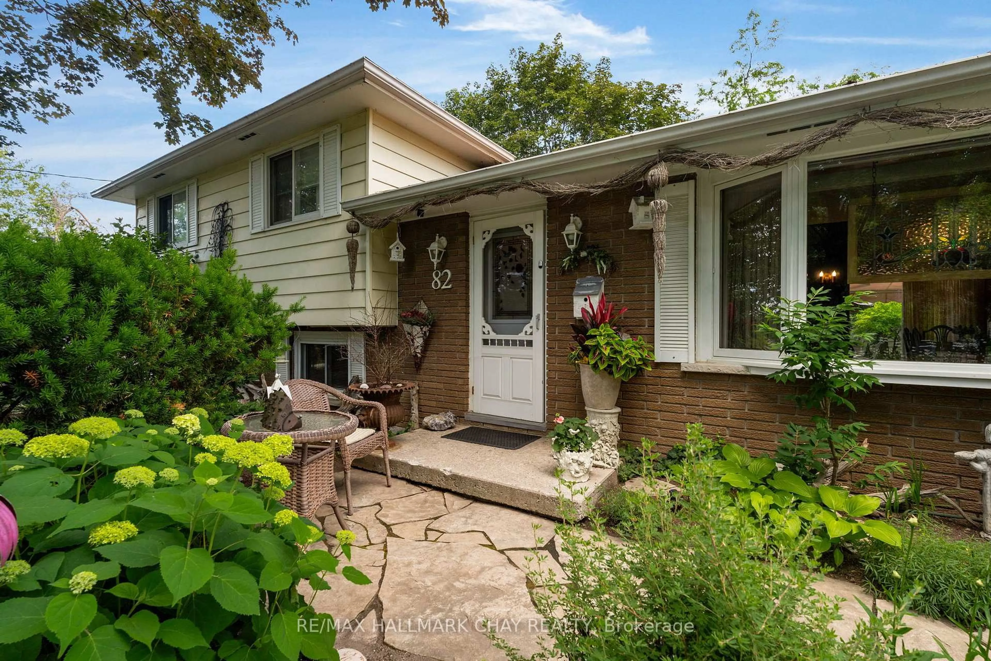 Unknown for 82 Fourth St, Orillia Ontario L3V 4B8