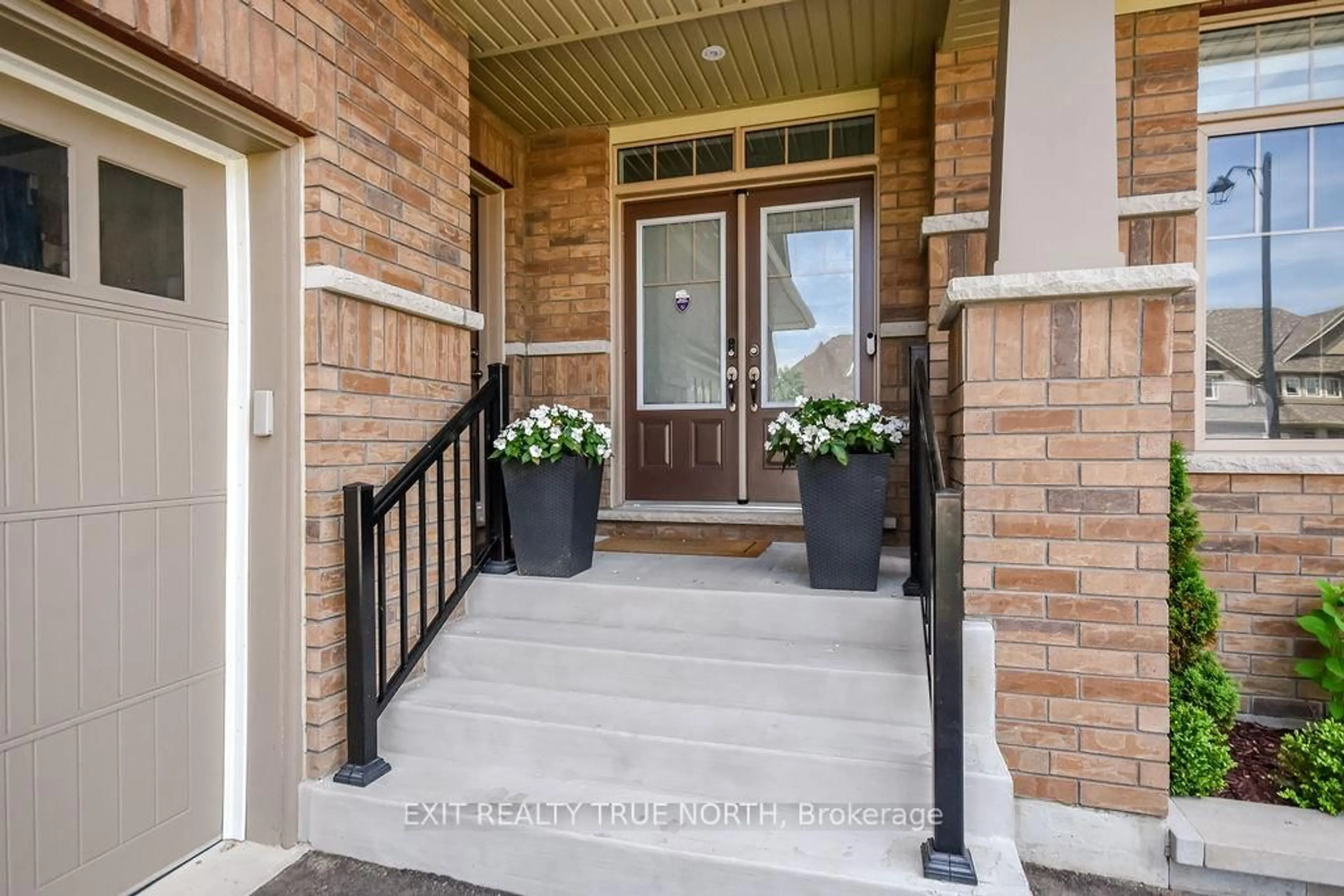 Indoor entryway for 108 Rugman Cres, Springwater Ontario L9X 2A5