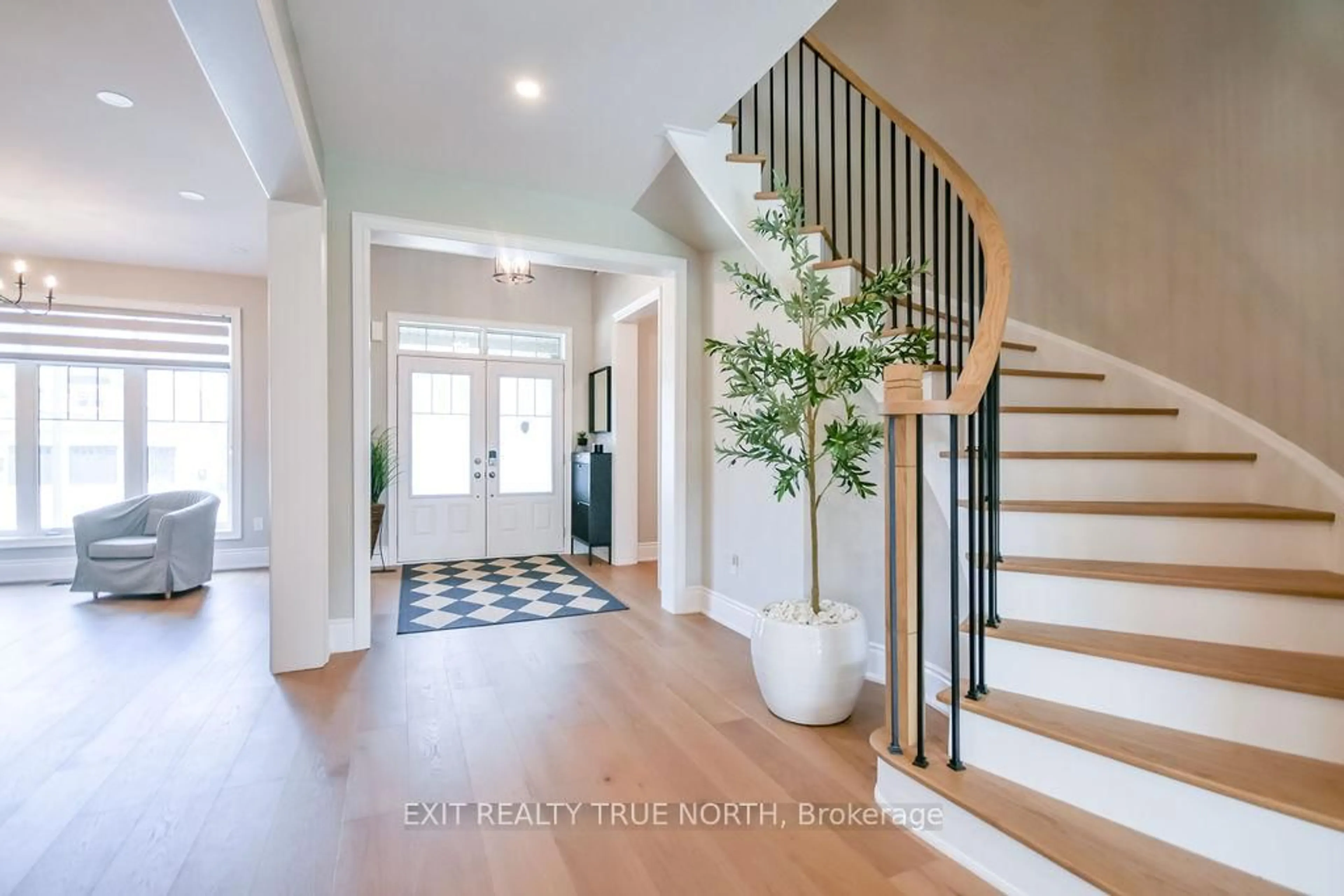 Indoor entryway for 108 Rugman Cres, Springwater Ontario L9X 2A5