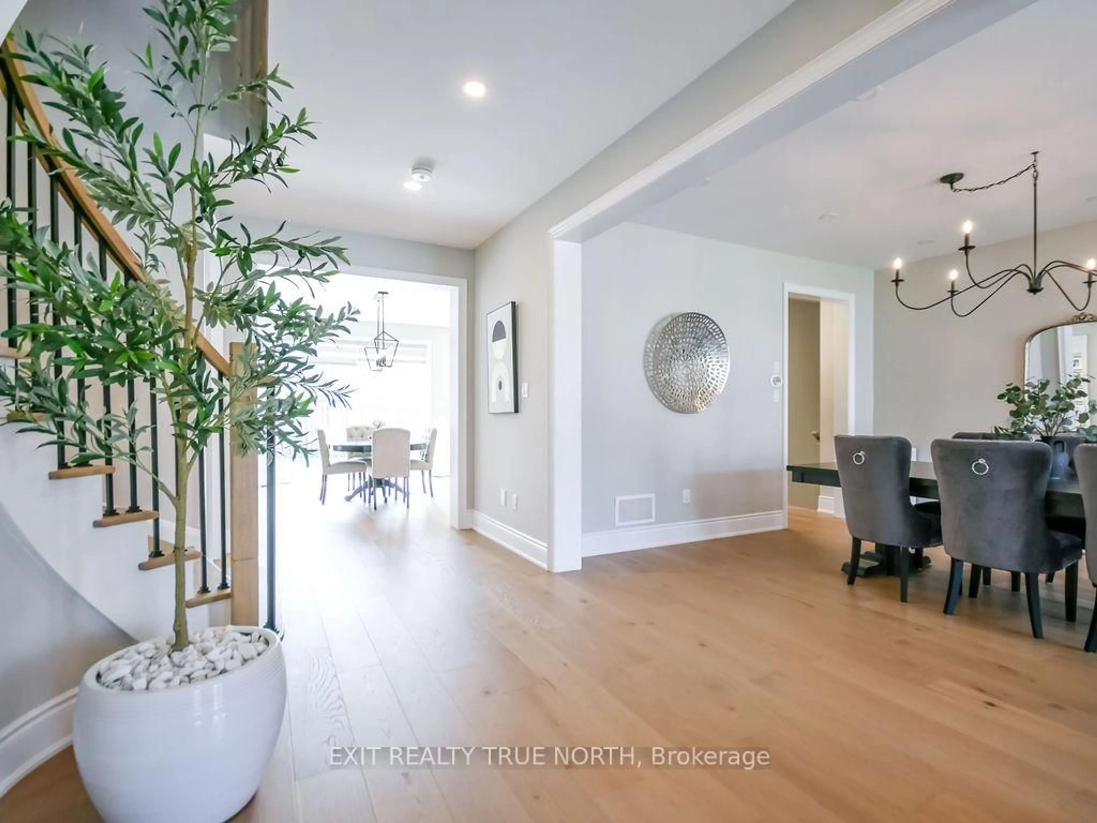 Indoor entryway for 108 Rugman Cres, Springwater Ontario L9X 2A5