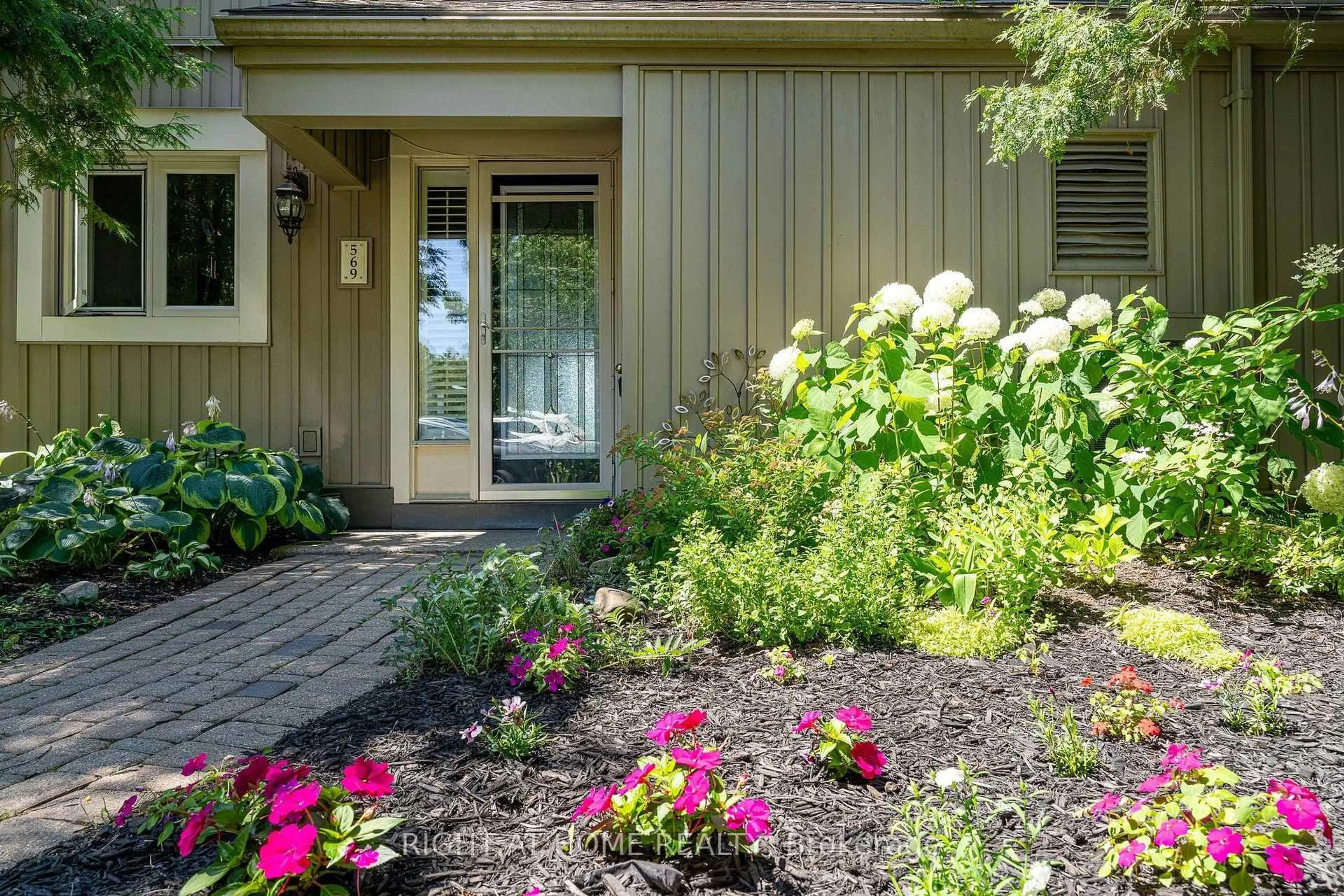 Indoor entryway for 569 Oxbow Cres, Collingwood Ontario L9Y 5B4