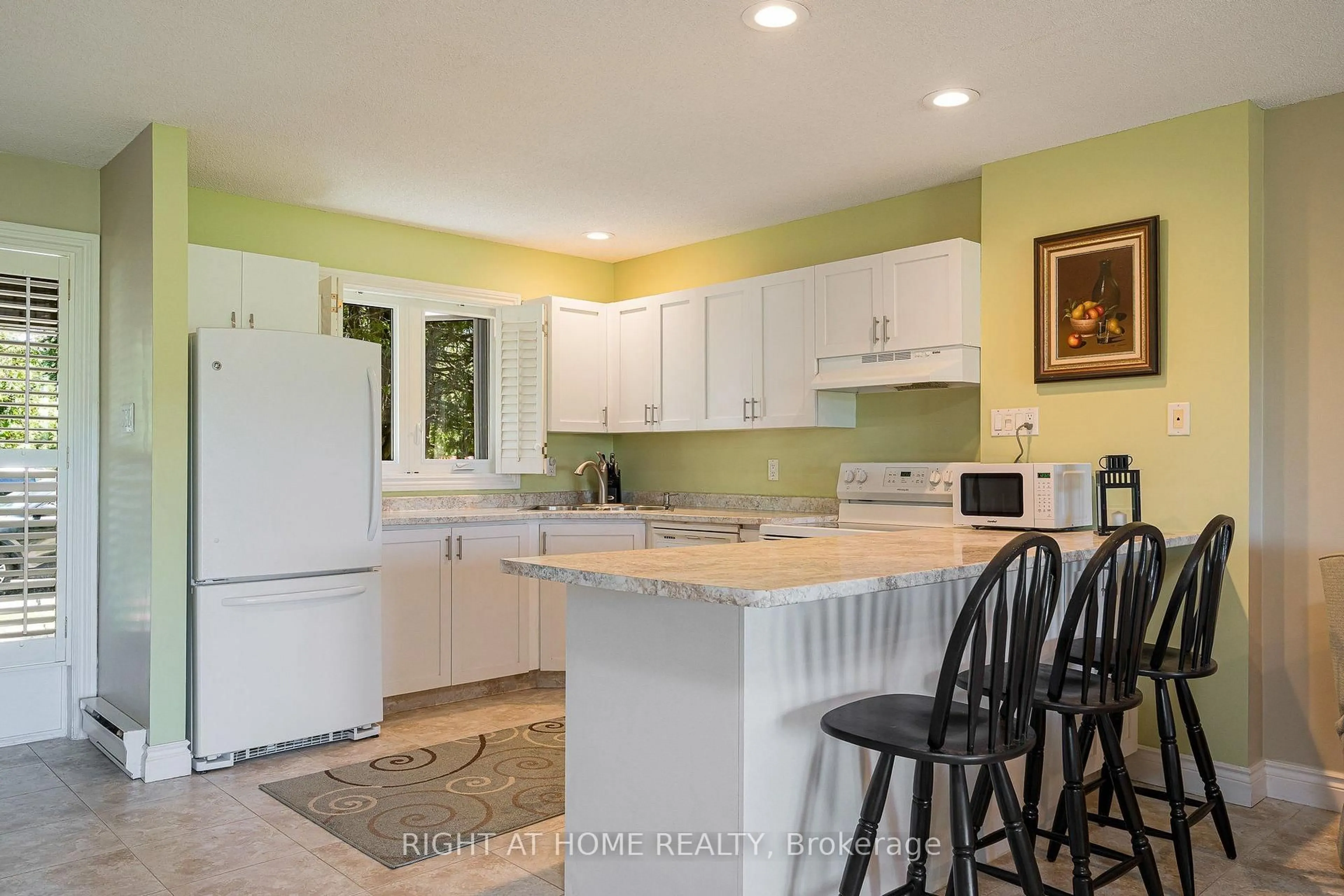 Open concept kitchen, ceramic/tile floor for 569 Oxbow Cres, Collingwood Ontario L9Y 5B4