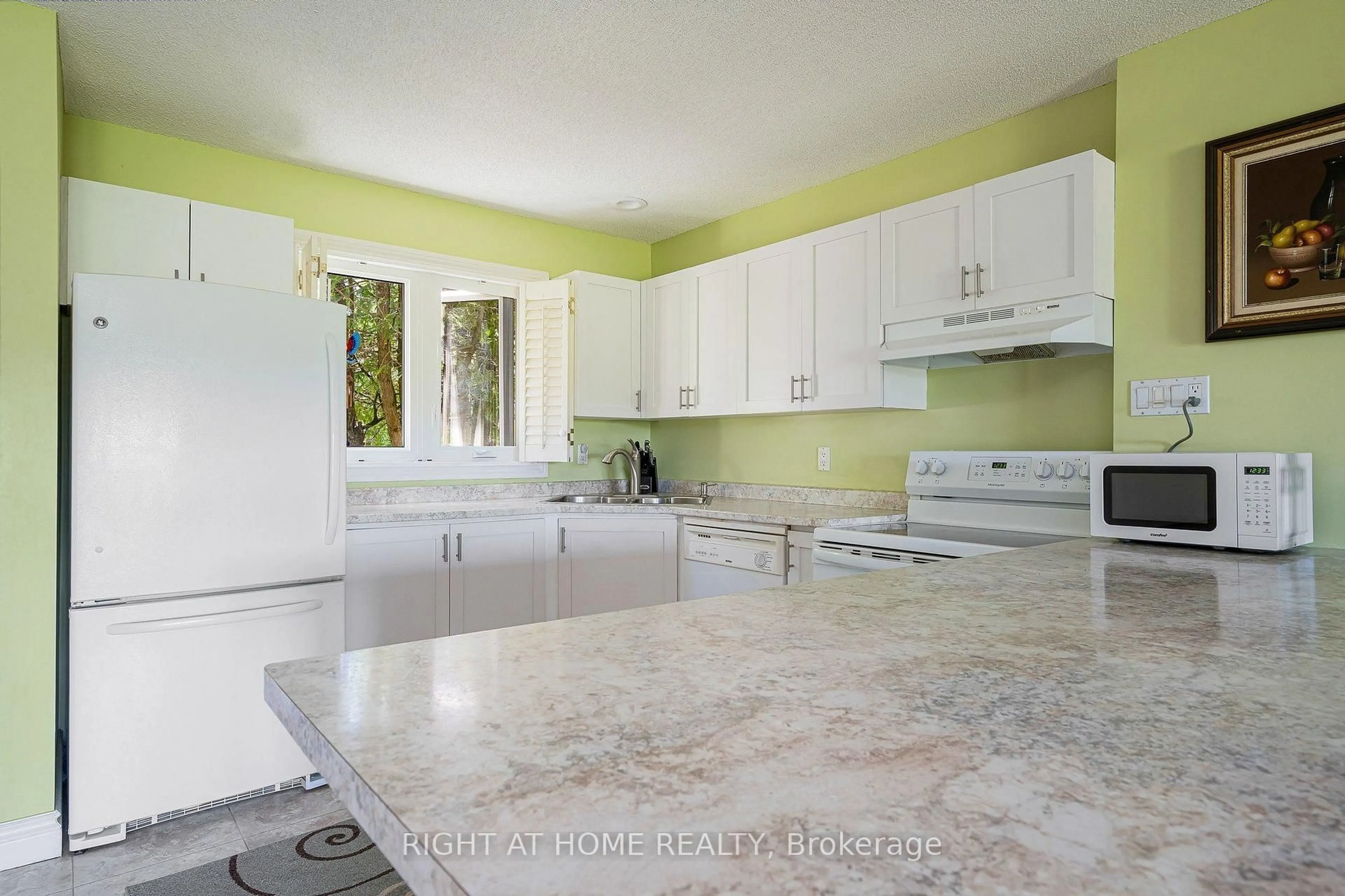 Open concept kitchen, ceramic/tile floor for 569 Oxbow Cres, Collingwood Ontario L9Y 5B4